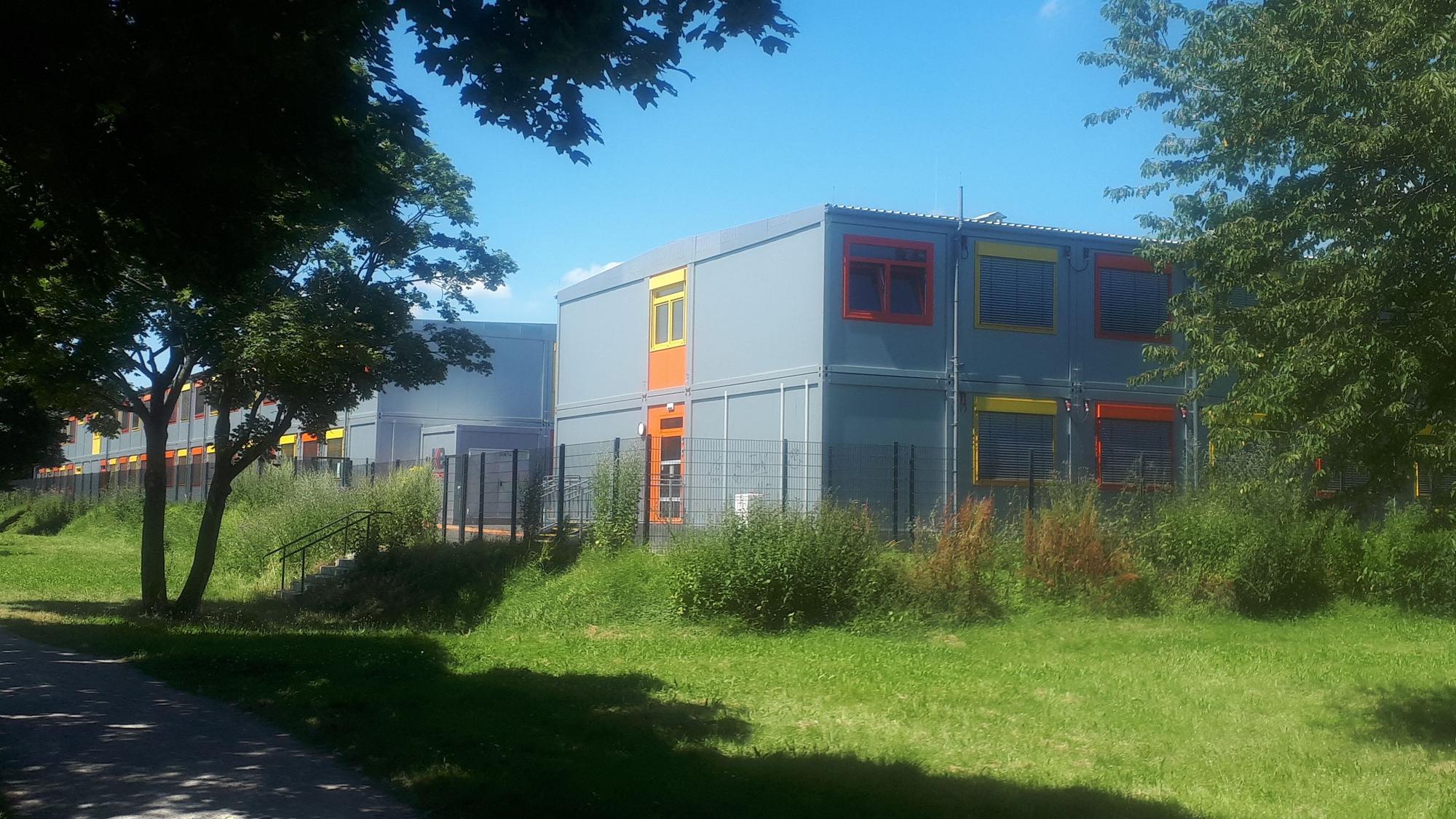 Im Bürgerpark Nord ist das Interimsquartier des Dreikönigs-Gymnasiums entstanden. Der vorige Bolzplatz musste dafür weichen.