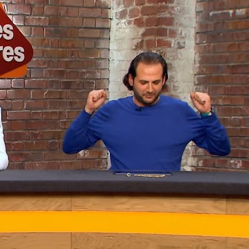 Das Collier aus Grevenbroich sorgte im Händlerraum bei „Bares für Rares“ für helle Begeisterung. Händlerin Susanne Steiger (l.) und Julian Schmitz-Avila lieferten sich ein Wettbieten.