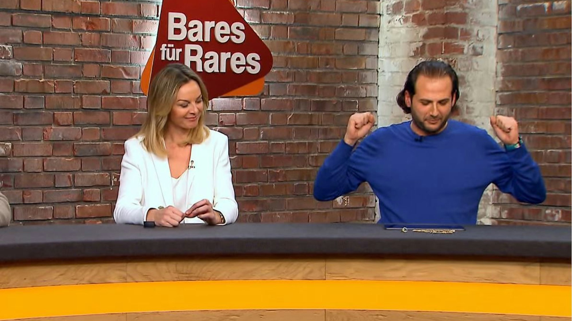 Das Collier aus Grevenbroich sorgte im Händlerraum bei „Bares für Rares“ für helle Begeisterung. Händlerin Susanne Steiger (l.) und Julian Schmitz-Avila lieferten sich ein Wettbieten.