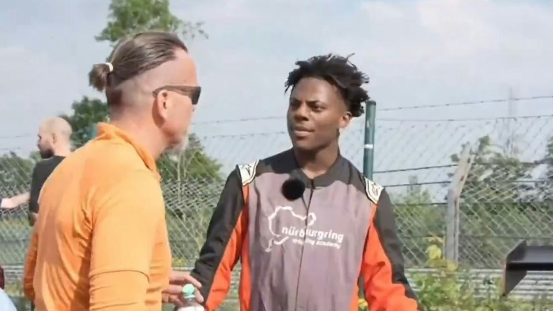 Der Influencer Darren Watkins aka IShowSpeed (r.) im Gespräch mit dem Autoverkäufer am Nürburgring.