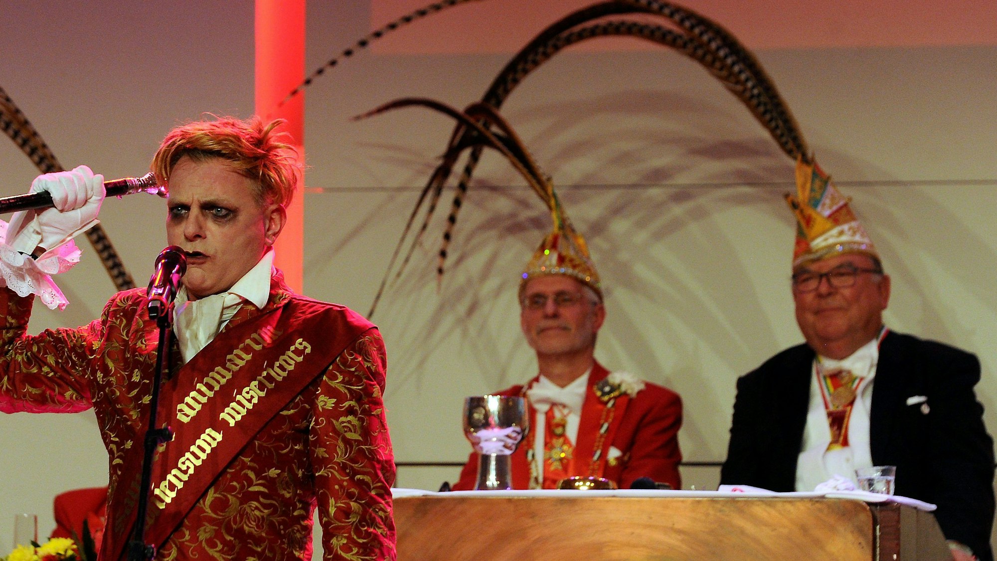 Winrich Granitzka (r.) als Sitzungsleiter bei einer Karnevalssitzung in der Flora.