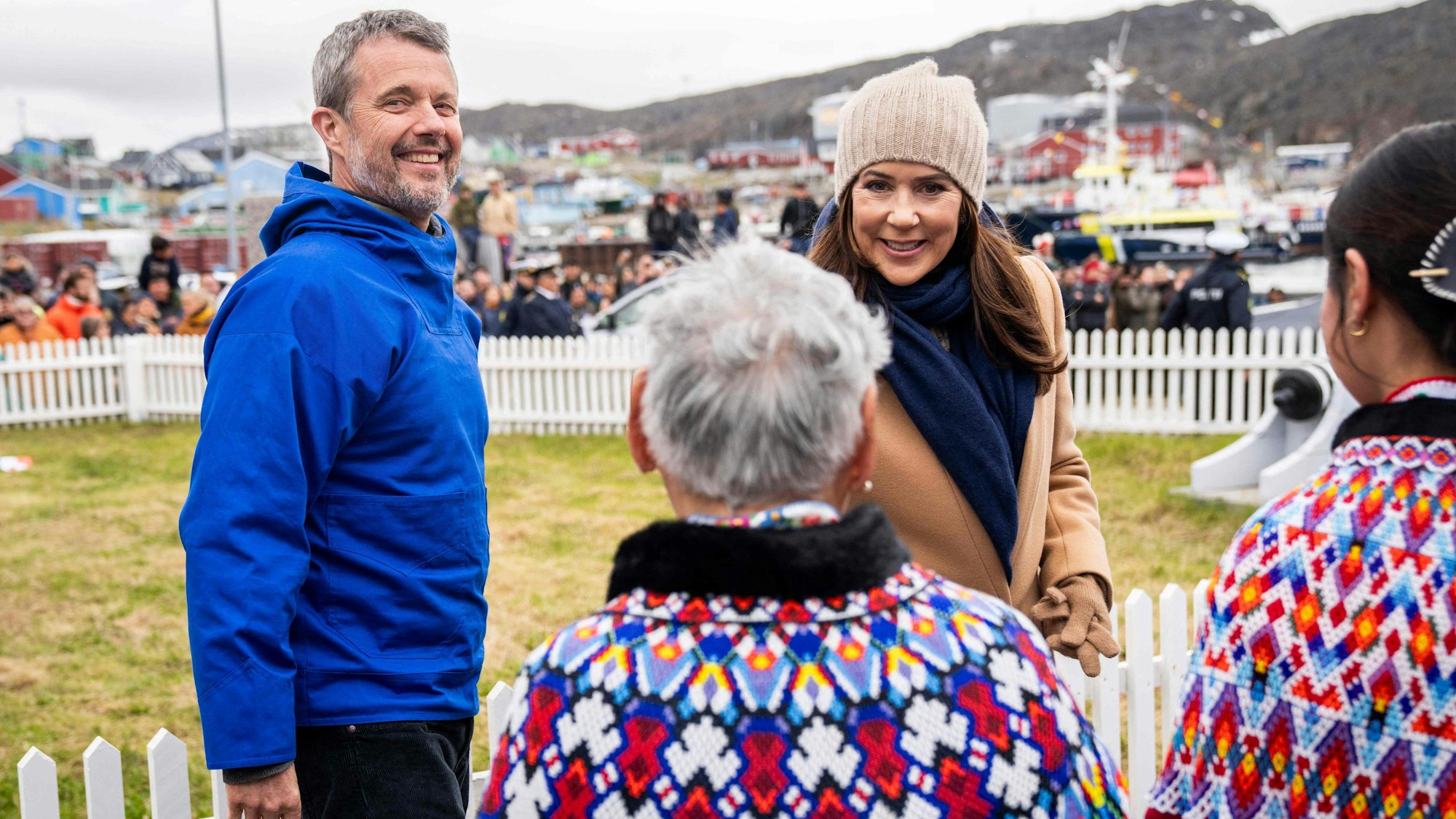 König Frederik X. und Königin Mary werden im Aasiaat Museum von Mitgliedern des Stadtrats empfangen.