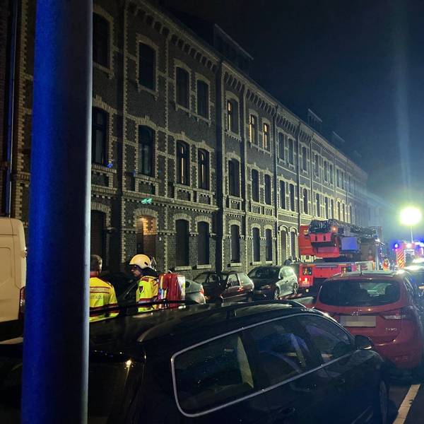 Feuerwehr und Polizei im Einsatz nach der Explosion in der Wichheimer Straße.