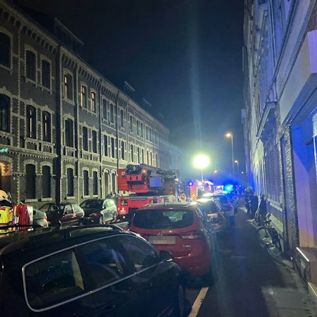 Feuerwehr und Polizei im Einsatz nach der Explosion in der Wichheimer Straße.