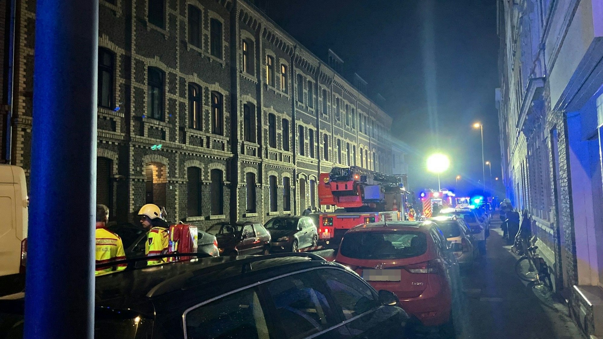 Feuerwehr und Polizei im Einsatz nach der Explosion in der Wichheimer Straße.