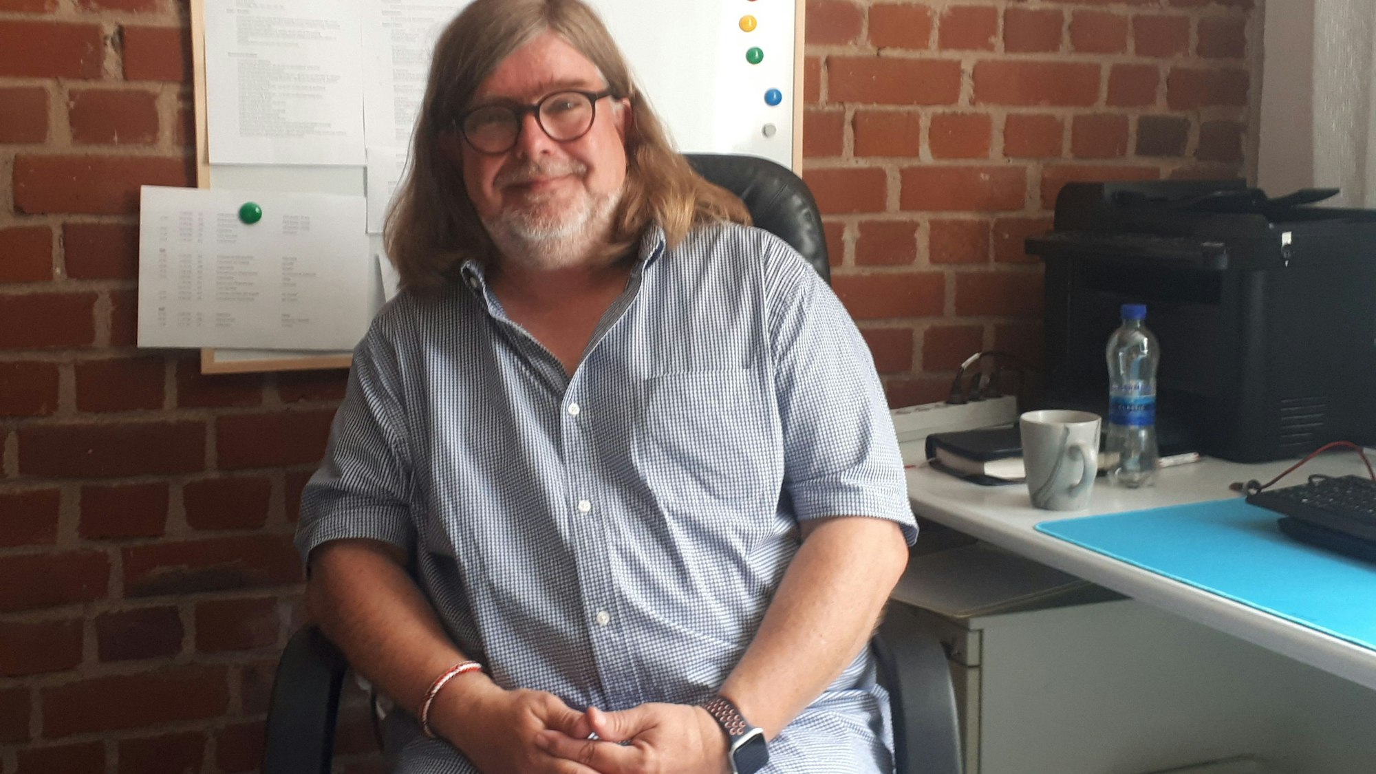 Peter Bonzelet, hier in seinen Räumen im Pfarrheim St. Katharina, ist neuer Kirchenmusiker des katholischen Pfarrverbands Mau-Nie-Wei. Er will in der Kirche Alt St. Katharina eine Konzertreihe etablieren.