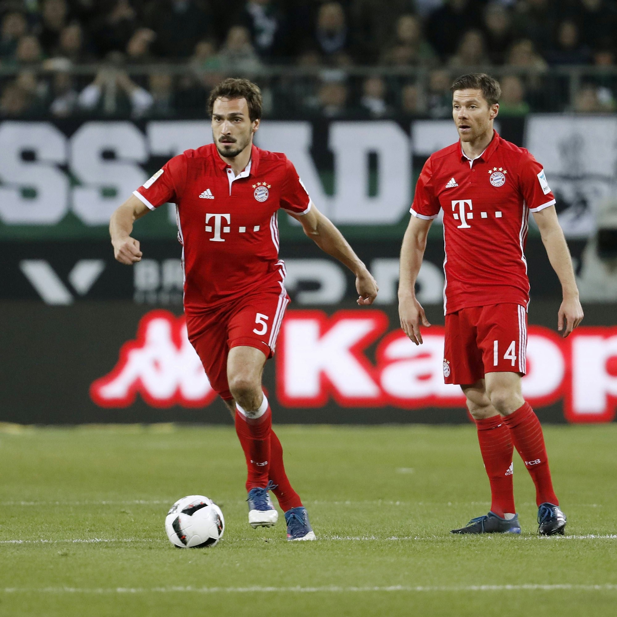 März 2017: Mats Hummels (l.) und Xabi Alonso spielen für den FC Bayern im Spiel bei Borussia Mönchengladbach.