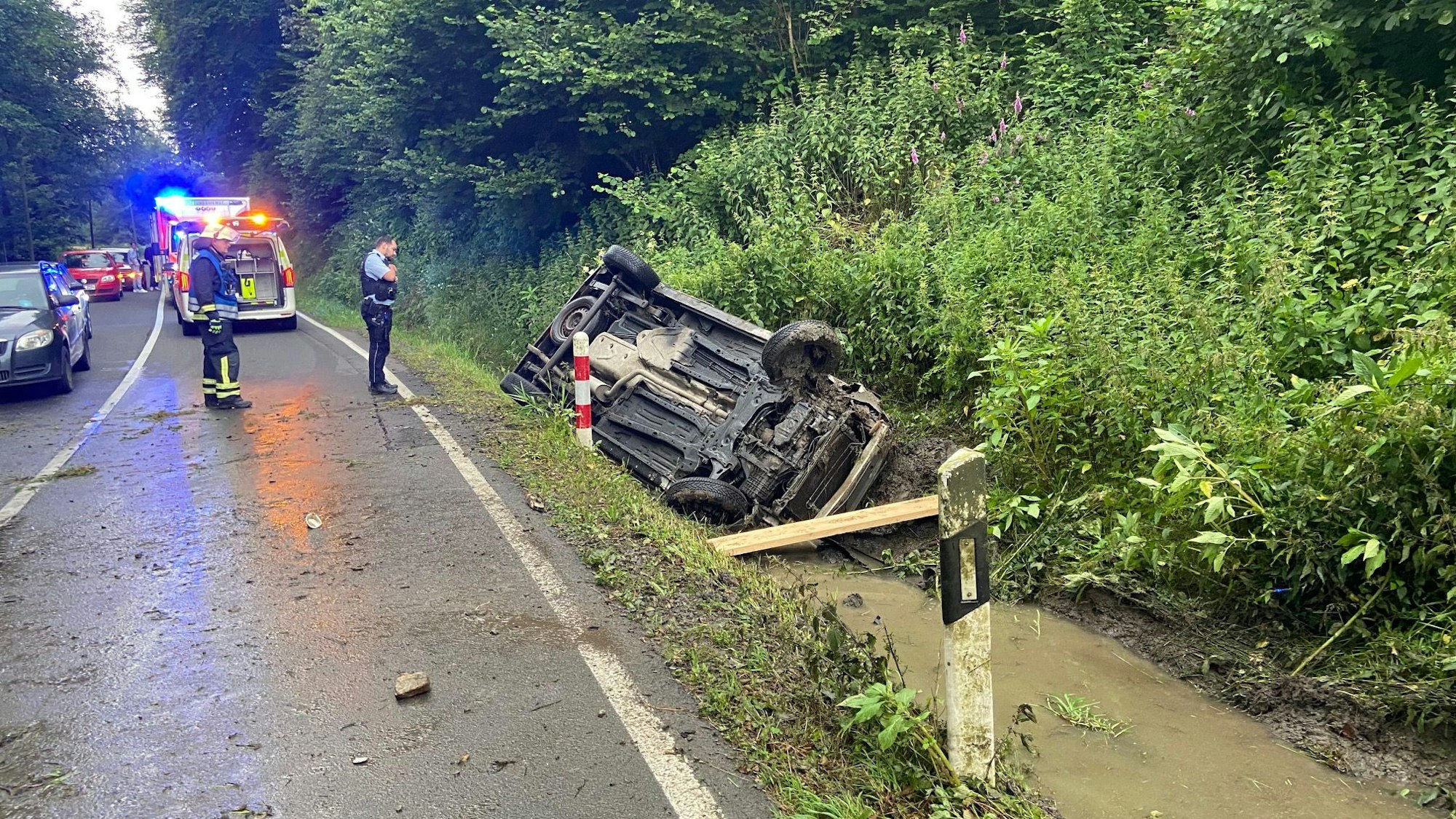 Der Ford Transit landete kopfüber im Straßengraben, die beide Insassen wurden leicht verletzt.