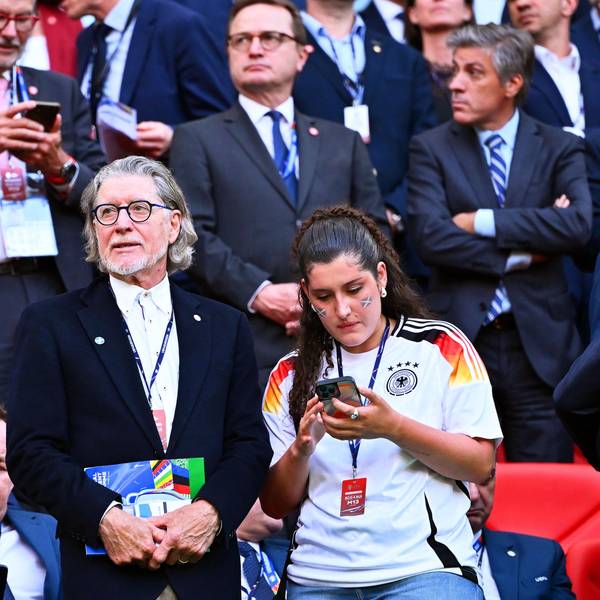 Kölns EM-Botschafter Toni Schumacher wartet im Stadion auf den Beginn des Vorrunden-Spiels zwischen Schottland und der Schweiz.