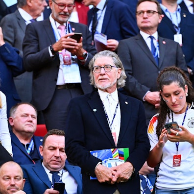 Kölns EM-Botschafter Toni Schumacher wartet im Stadion auf den Beginn des Vorrunden-Spiels zwischen Schottland und der Schweiz.