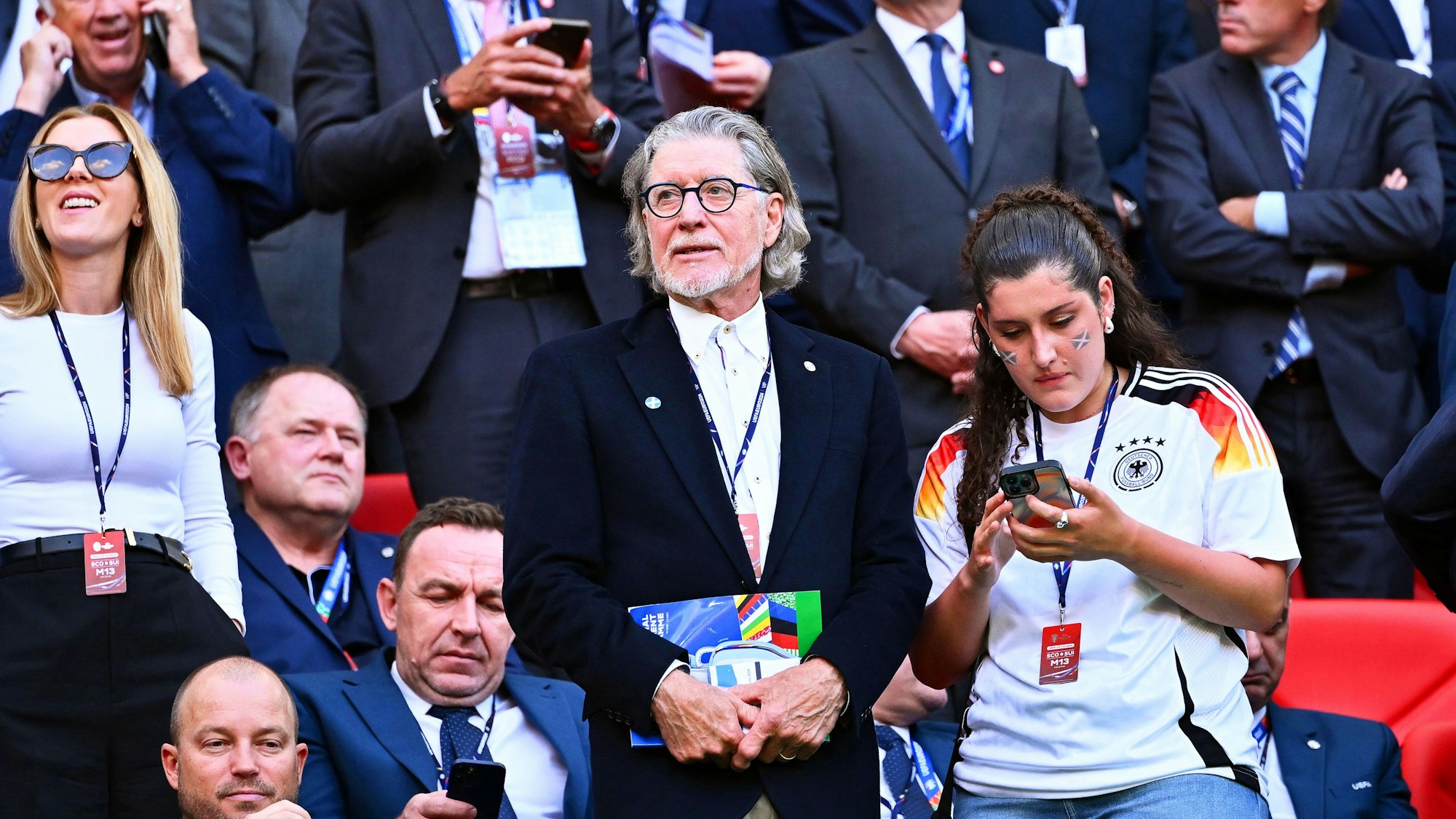 Kölns EM-Botschafter Toni Schumacher wartet im Stadion auf den Beginn des Vorrunden-Spiels zwischen Schottland und der Schweiz.