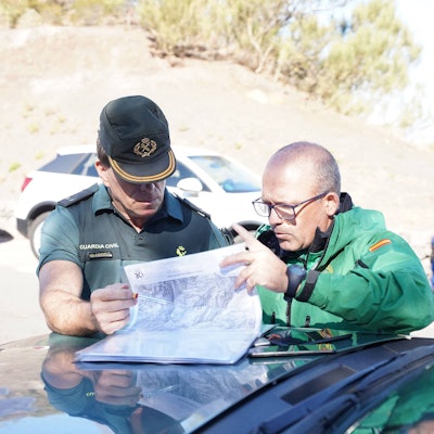 Zwei Männer der Suchmannschaft auf der Kanareninsel Teneriffa bei der Suche nach Jay Slater.