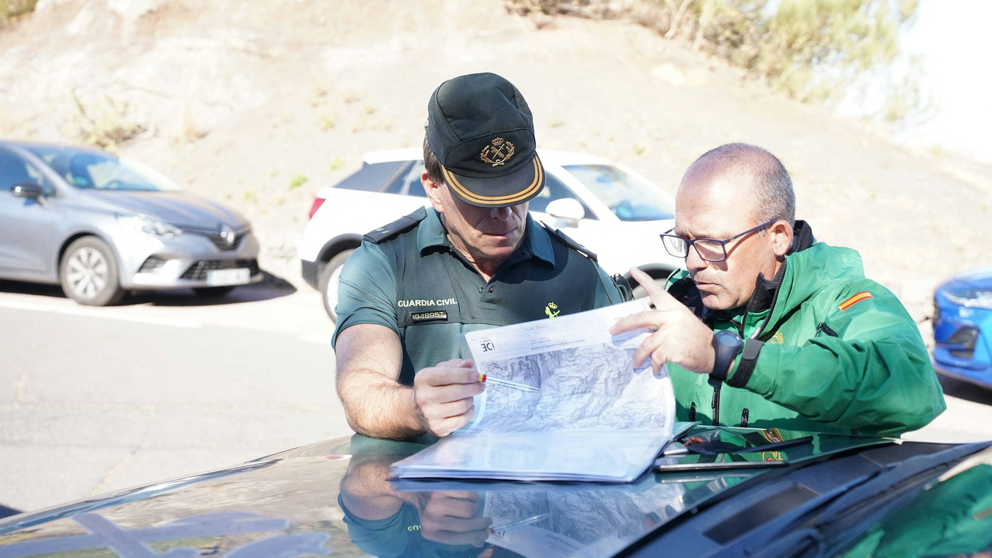 Zwei Männer der Suchmannschaft auf der Kanareninsel Teneriffa bei der Suche nach Jay Slater.