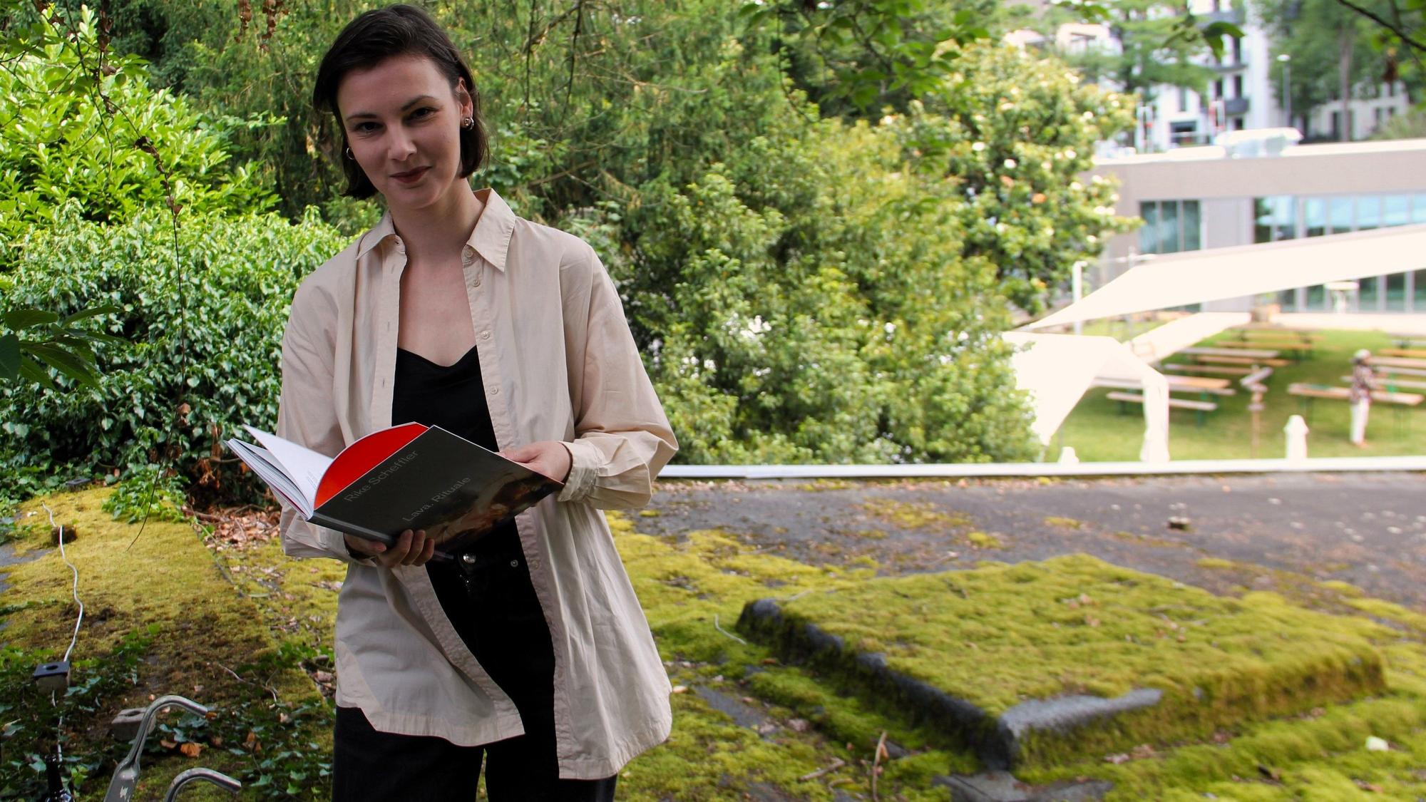 Unruly Readings-Mitorganisatorin Michaela Predeick kündigt für die Lesereihe auch Darbietungen im Garten der Stätte an.