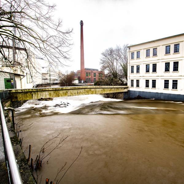Das Foto zeigt das Alte Turbinenhaus und das Wehr bei Hochwasser.