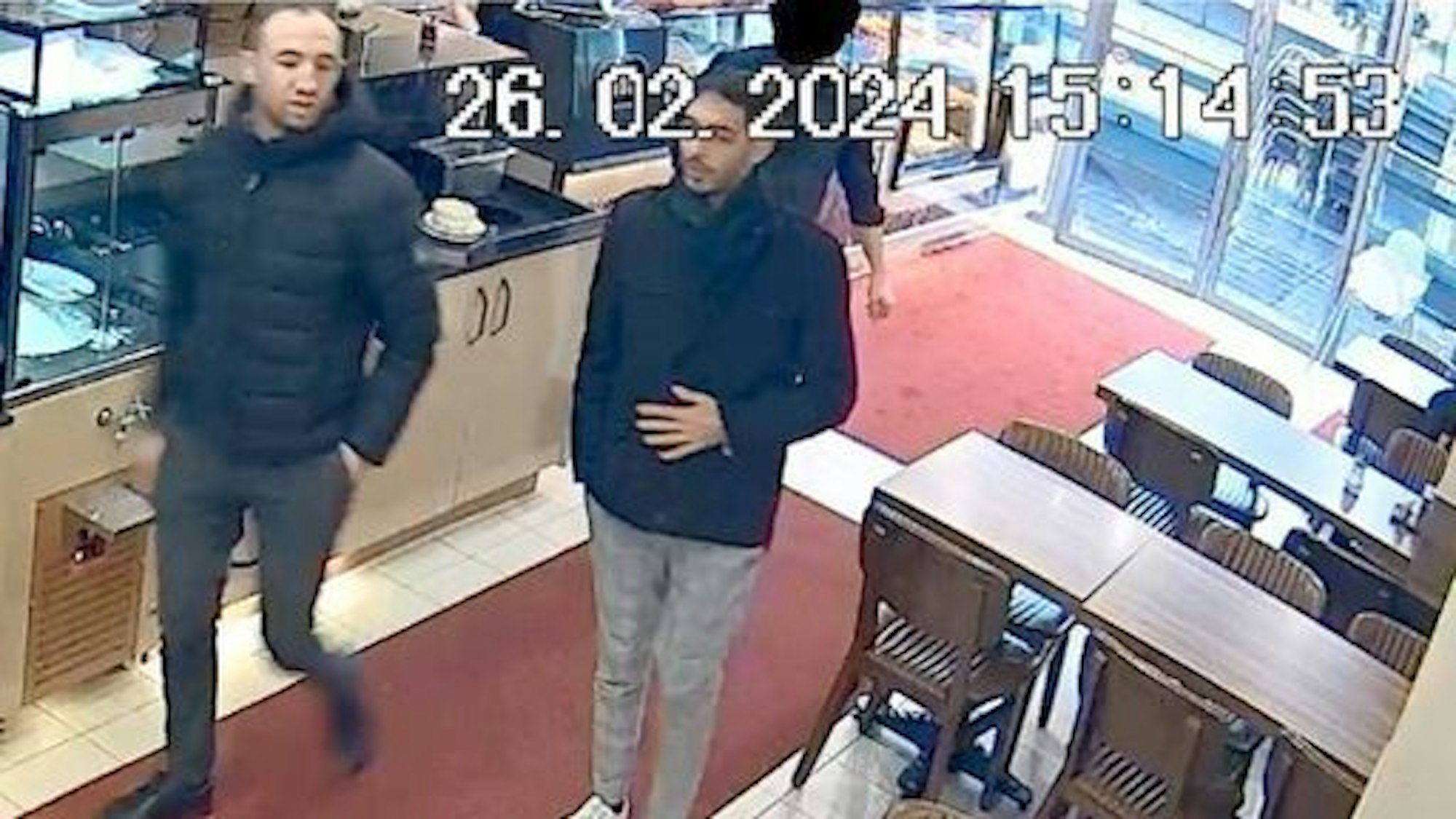 Zwei unbekannte Männer sollen laut Polizei Bonn am 26. Februar 2024 gegen 15. 20 Uhr in einem Restaurant am Bonner Bertha-von-Suttner-Platz einen Umschlag mit einem fünfstelligen Bargeldbetrag aus der Jacke eines Gastes gestohlen haben. Die Tatverdächtigen wurden zur Tatzeit von der Videoüberwachung des Restaurants aufgezeichnet und sind auf diesem Bild inklusive Zeitstempel zu sehen.