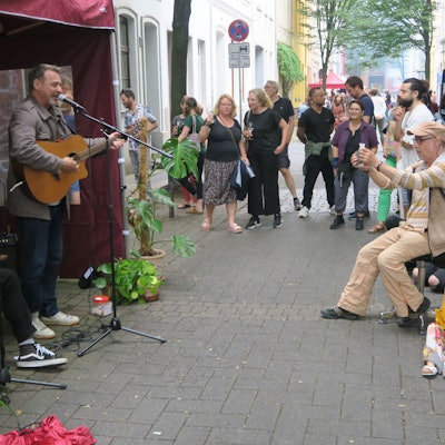 Nachbarn trafen sich beim Rothehausstraßenfest.