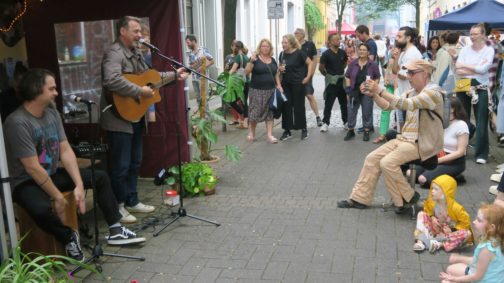 Nachbarn trafen sich beim Rothehausstraßenfest.