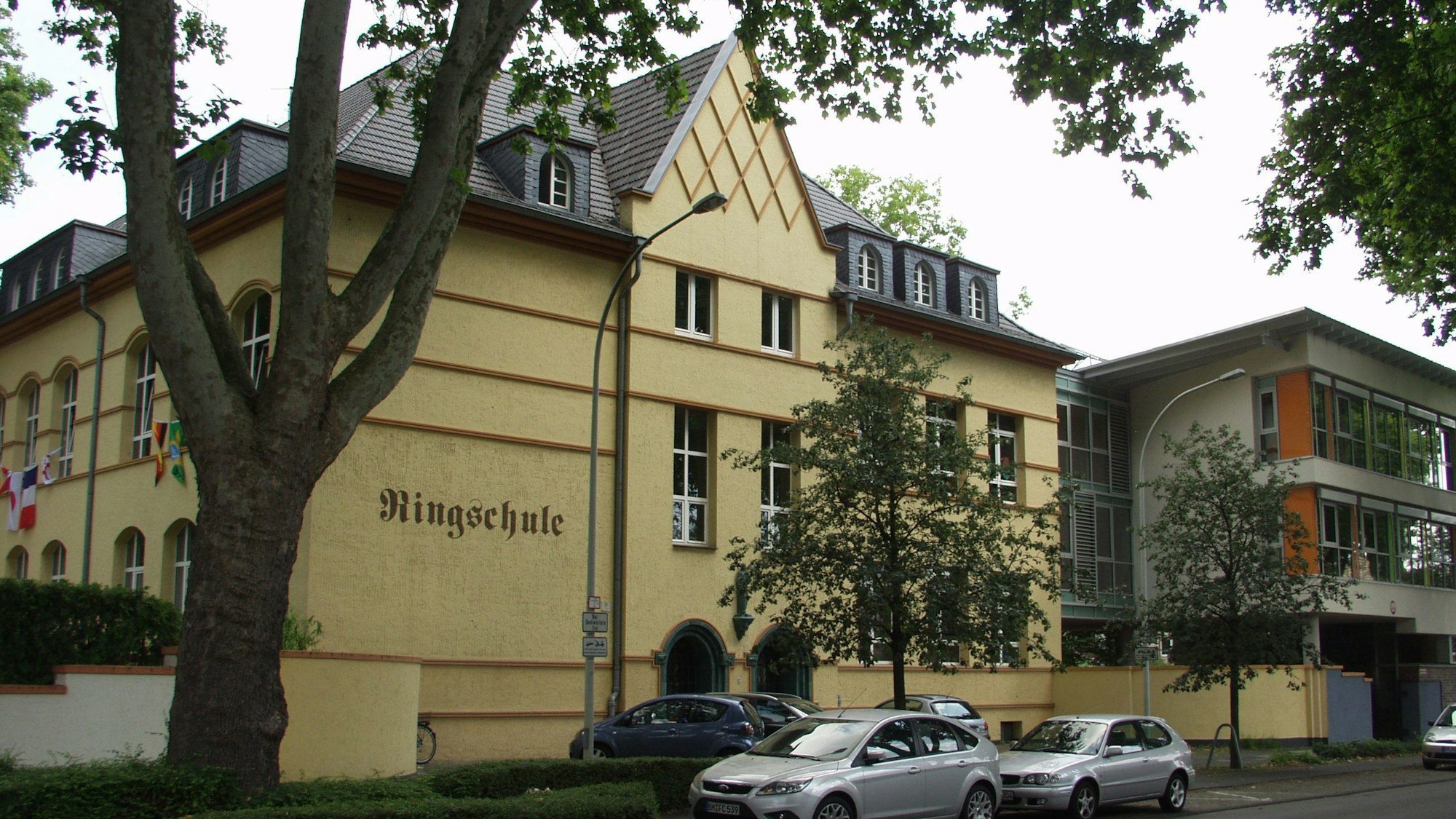 Das Bild zeigt die Ringschule am Freiheitsring in Frechen.