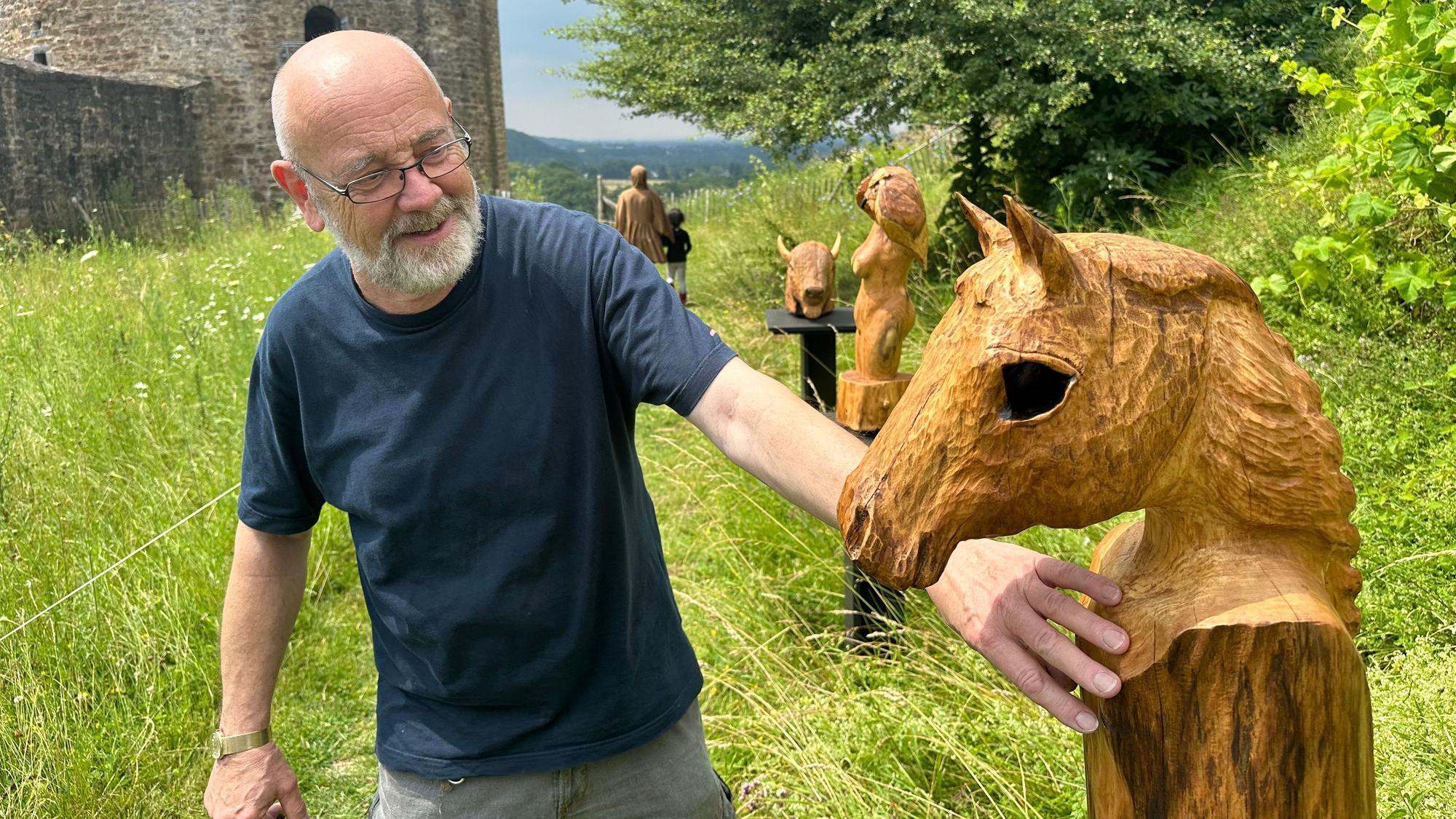 Rainer Söntgerath hat seine Werke, eine Mischung von Frau und Tier, unter dem Oberbegriff Ansichtssache zusammengestellt.