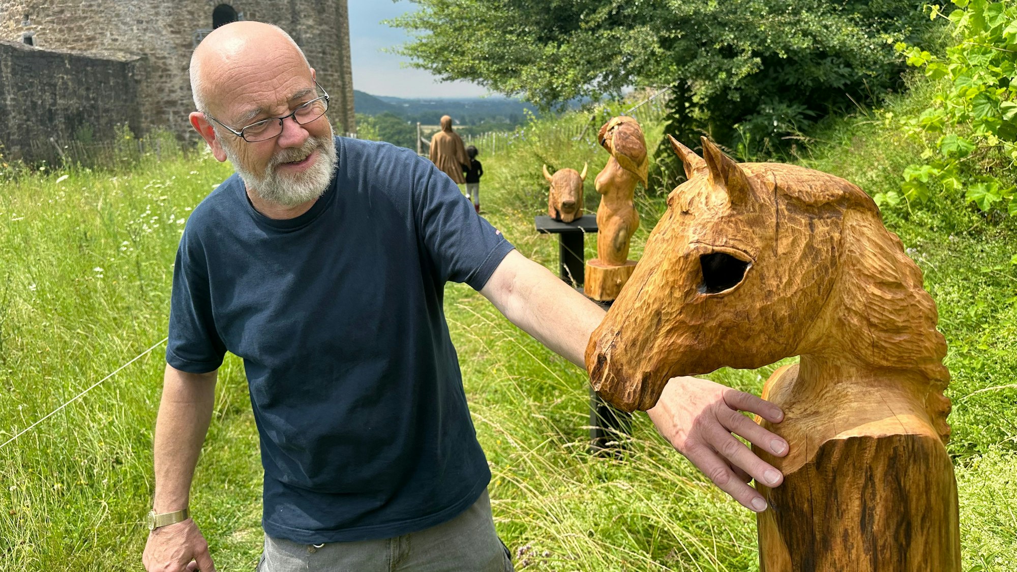 Rainer Söntgerath hat seine Werke, eine Mischung von Frau und Tier, unter dem Oberbegriff Ansichtssache zusammengestellt.