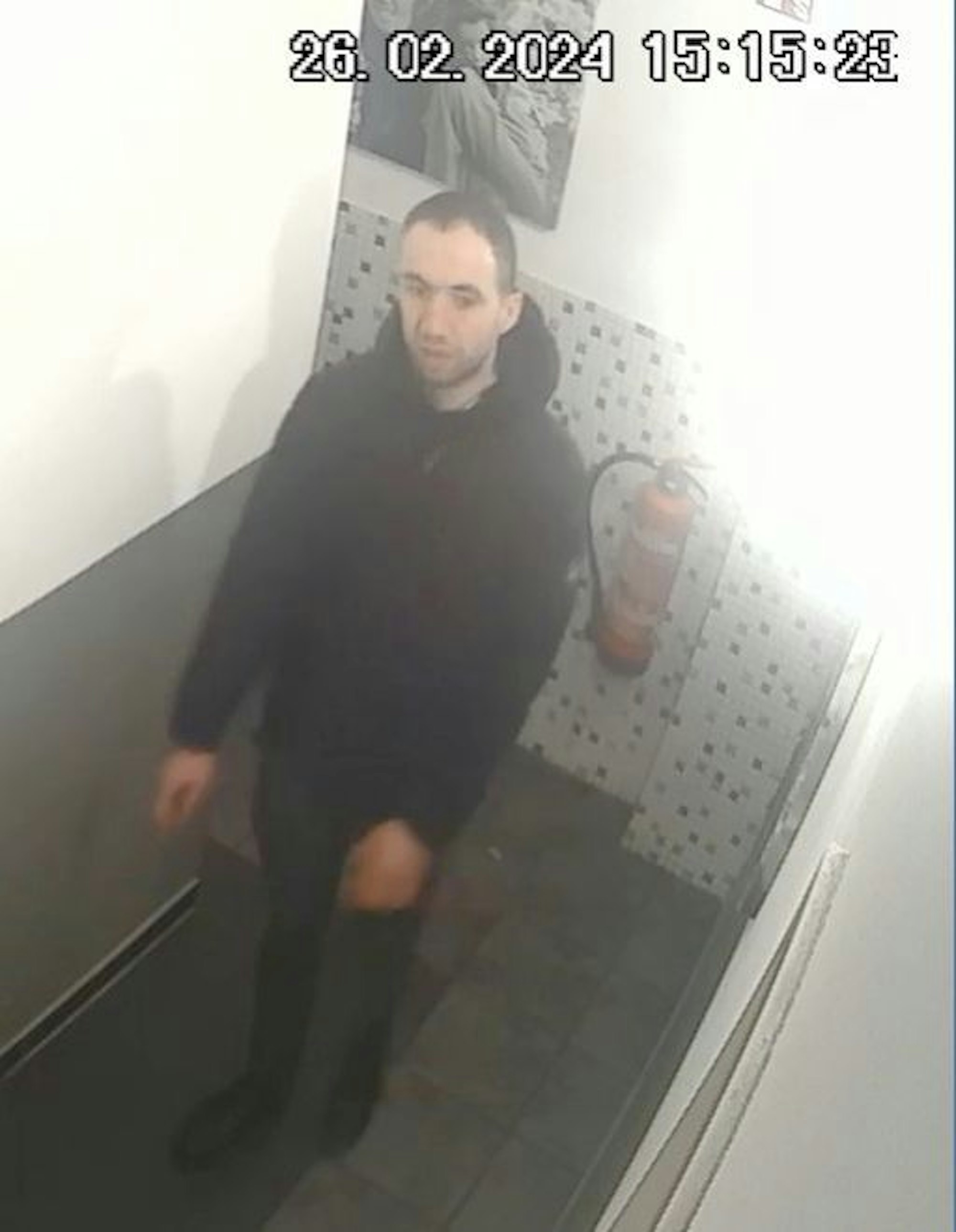 Die Tatverdächtigen wurden zur Tatzeit von der Videoüberwachung des Restaurants aufgezeichnet, einer der beiden ist hier auf dem Bild inklusive Zeitstempel zu sehen.