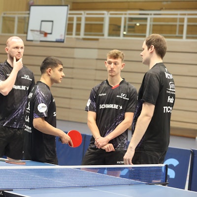 Im Bild ist eine Tischtennis-Mannschaft mit Trainer.