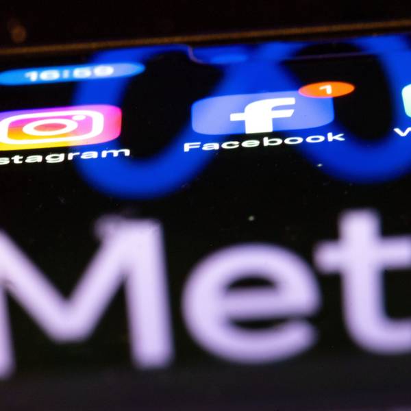 Die Apps Instagram, Facebook und WhatsApp sind auf dem Display eines Smartphones zu sehen, indem sich das Logo des Internetkonzerns Meta spiegelt. (Symbolbild)