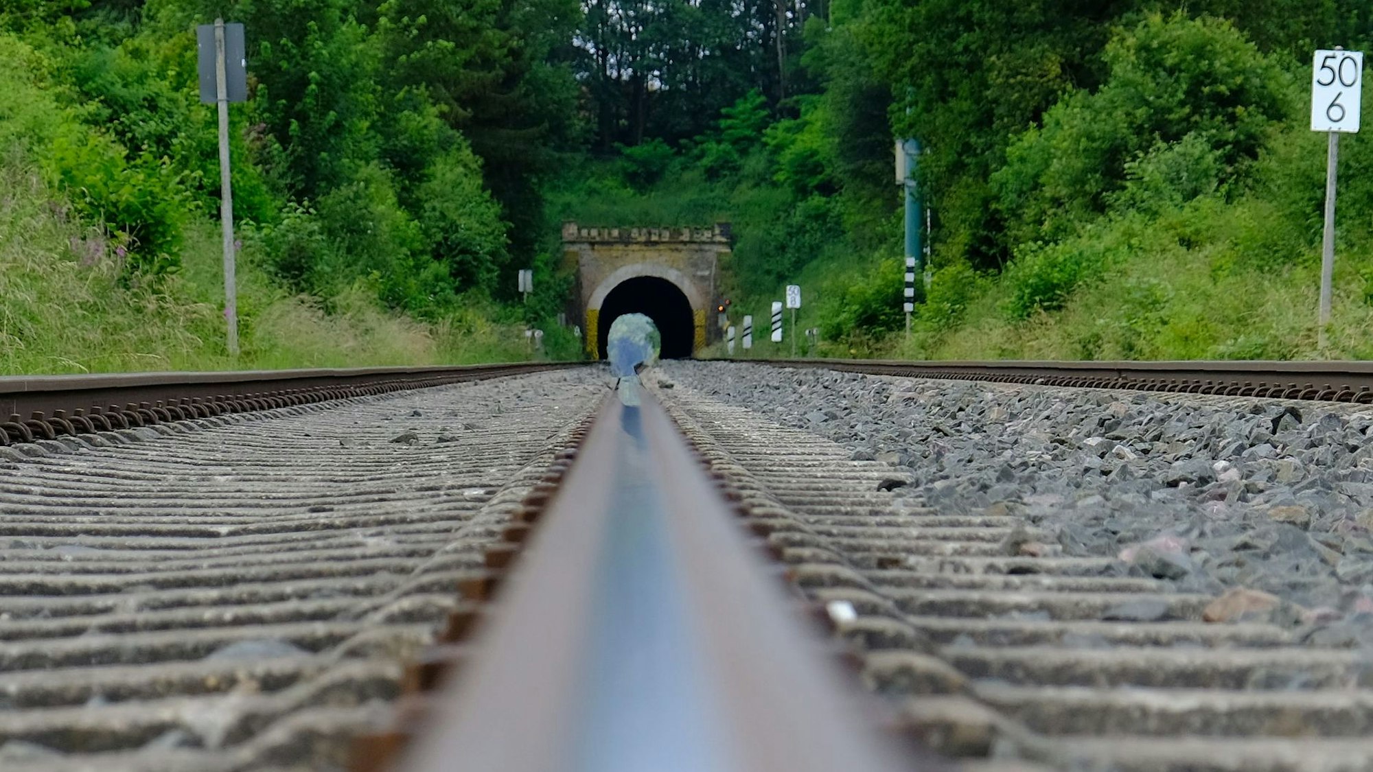 Einfahrt zum Kaller Tunnel auf der Eifelstrecke zwischen Scheven und Kall.