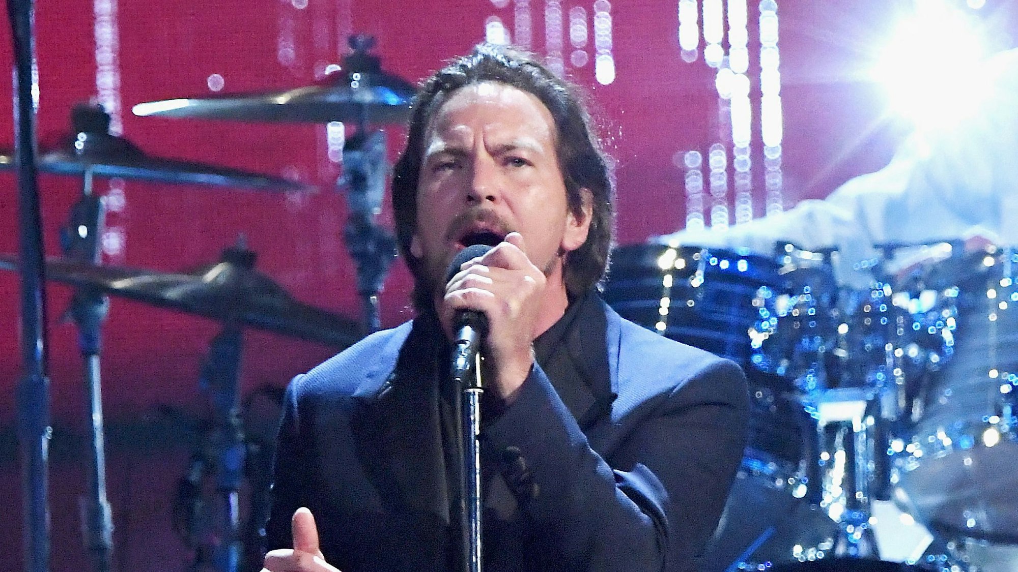 Eddie Vedder von Pearl Jam auf der Bühne bei der 32. jährlichen Eröffnungsfeier der „Rock and Roll Hall of Fame“ 2017. (Archivbild)