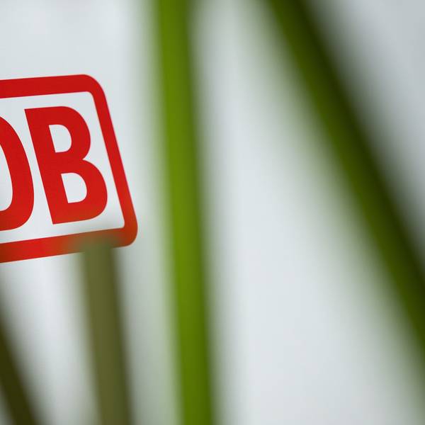Blick auf ein Logo der Deutschen Bahn