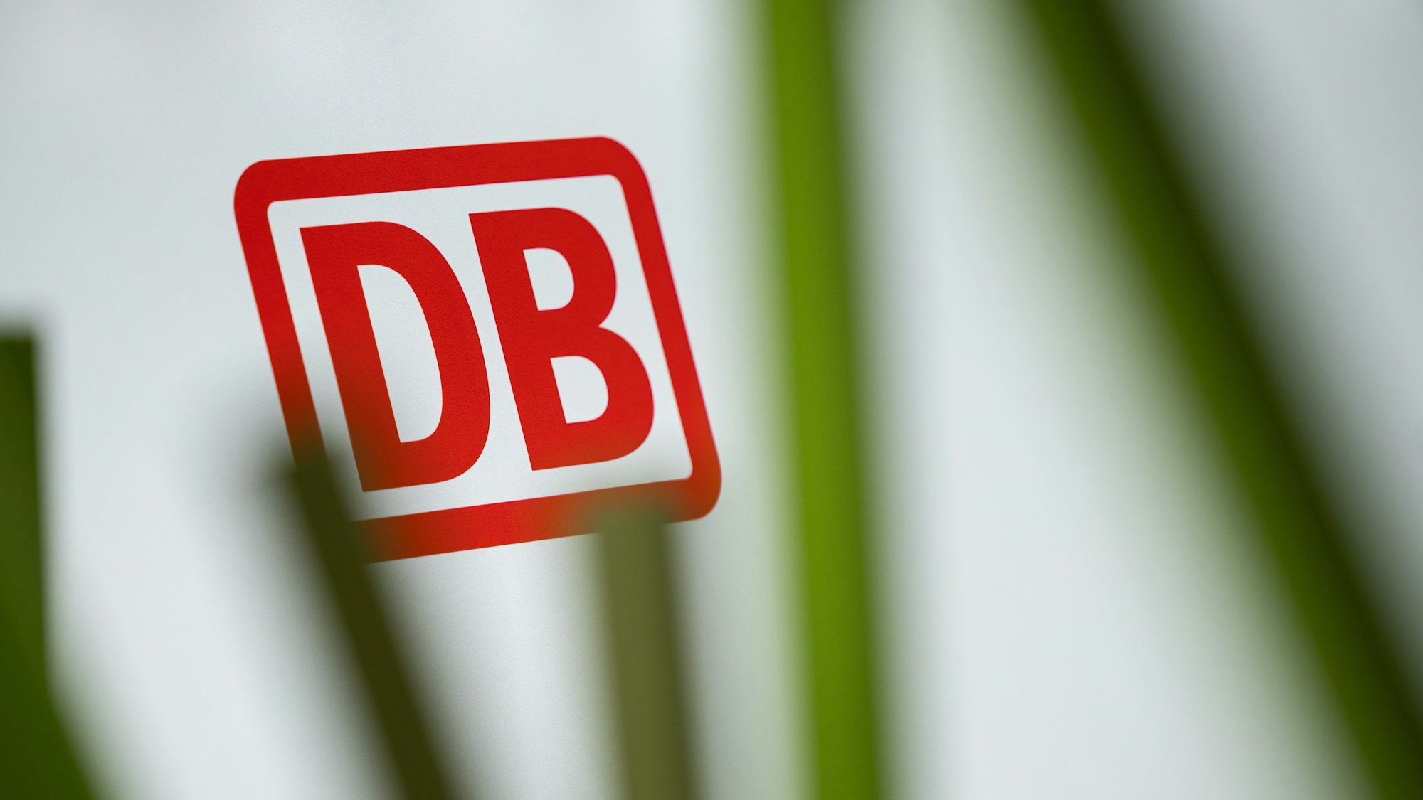 Blick auf ein Logo der Deutschen Bahn
