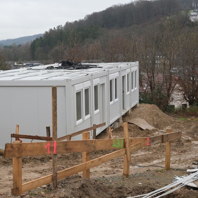 Container für Geflüchtete werden in Kürten aufgebaut.