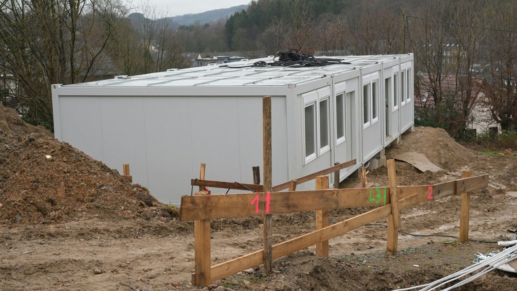 Container für Geflüchtete werden in Kürten aufgebaut.
