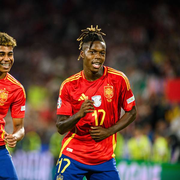 Teenager Lamine Yamal (l.) und Torschütze Nico Williams bejubeln das zwischenzeitliche 3:1 von Spanien im EM-Achtelfinale in Köln gegen Georgien.