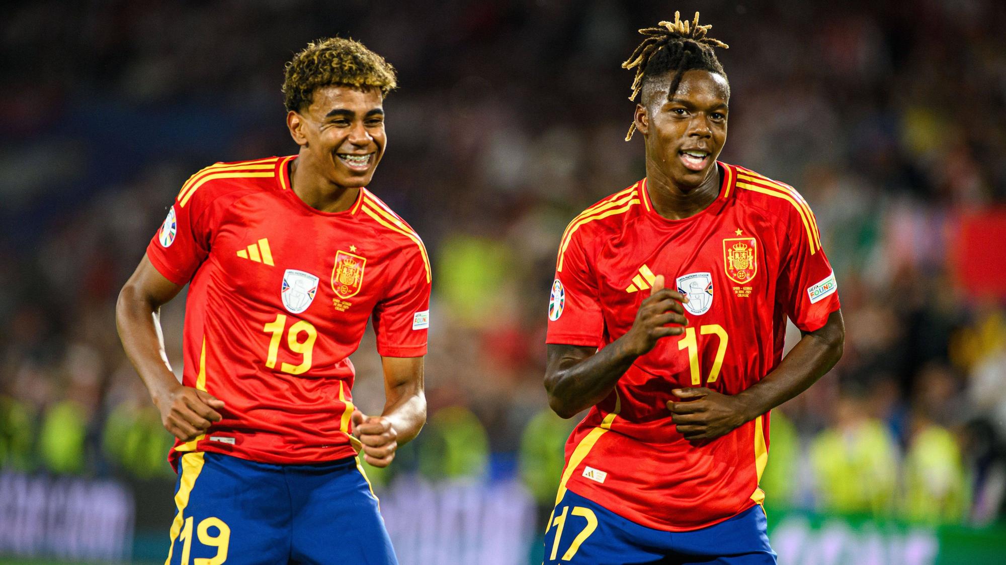 Teenager Lamine Yamal (l.) und Torschütze Nico Williams bejubeln das zwischenzeitliche 3:1 von Spanien im EM-Achtelfinale in Köln gegen Georgien.