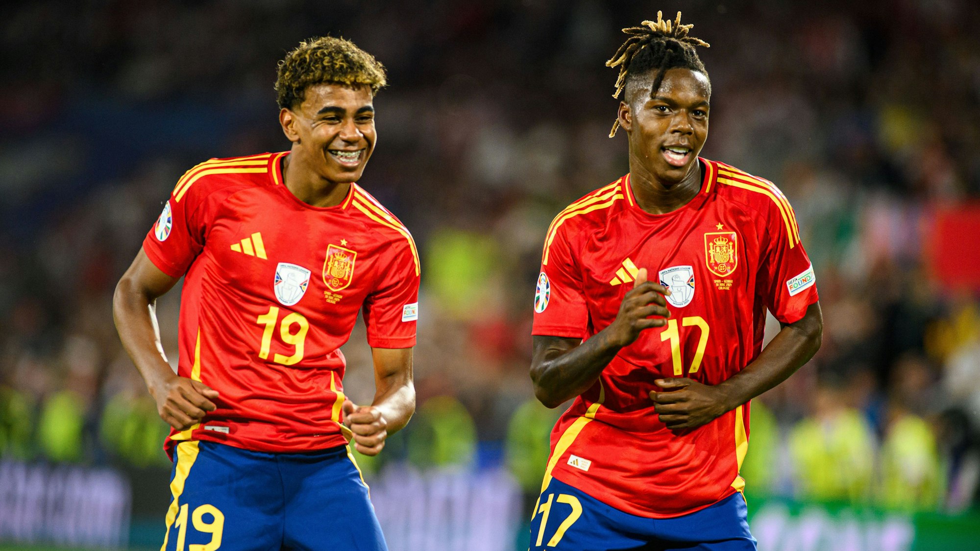 Teenager Lamine Yamal (l.) und Torschütze Nico Williams bejubeln das zwischenzeitliche 3:1 von Spanien im EM-Achtelfinale in Köln gegen Georgien.