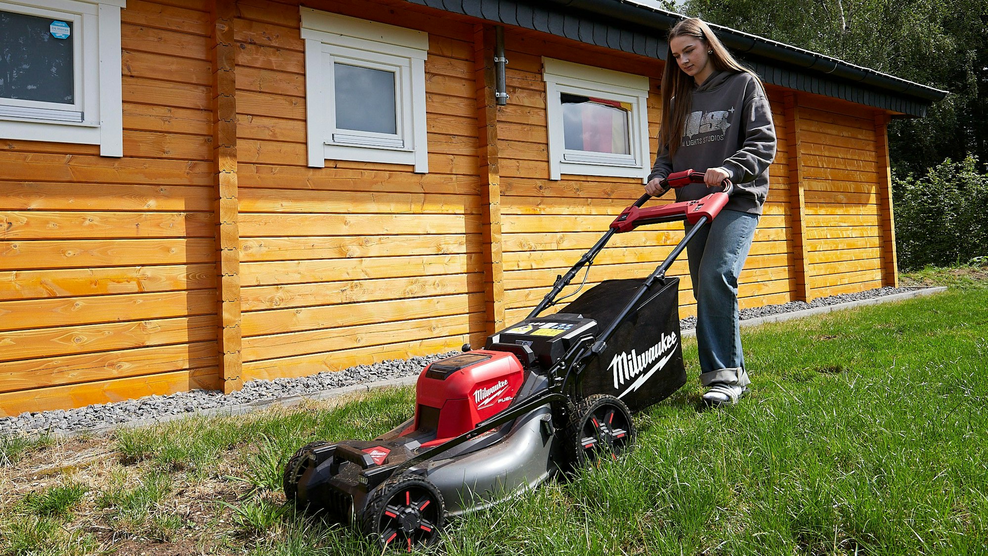 Marlene Klinkhammer mäht den Rasen am Vereinsheim.