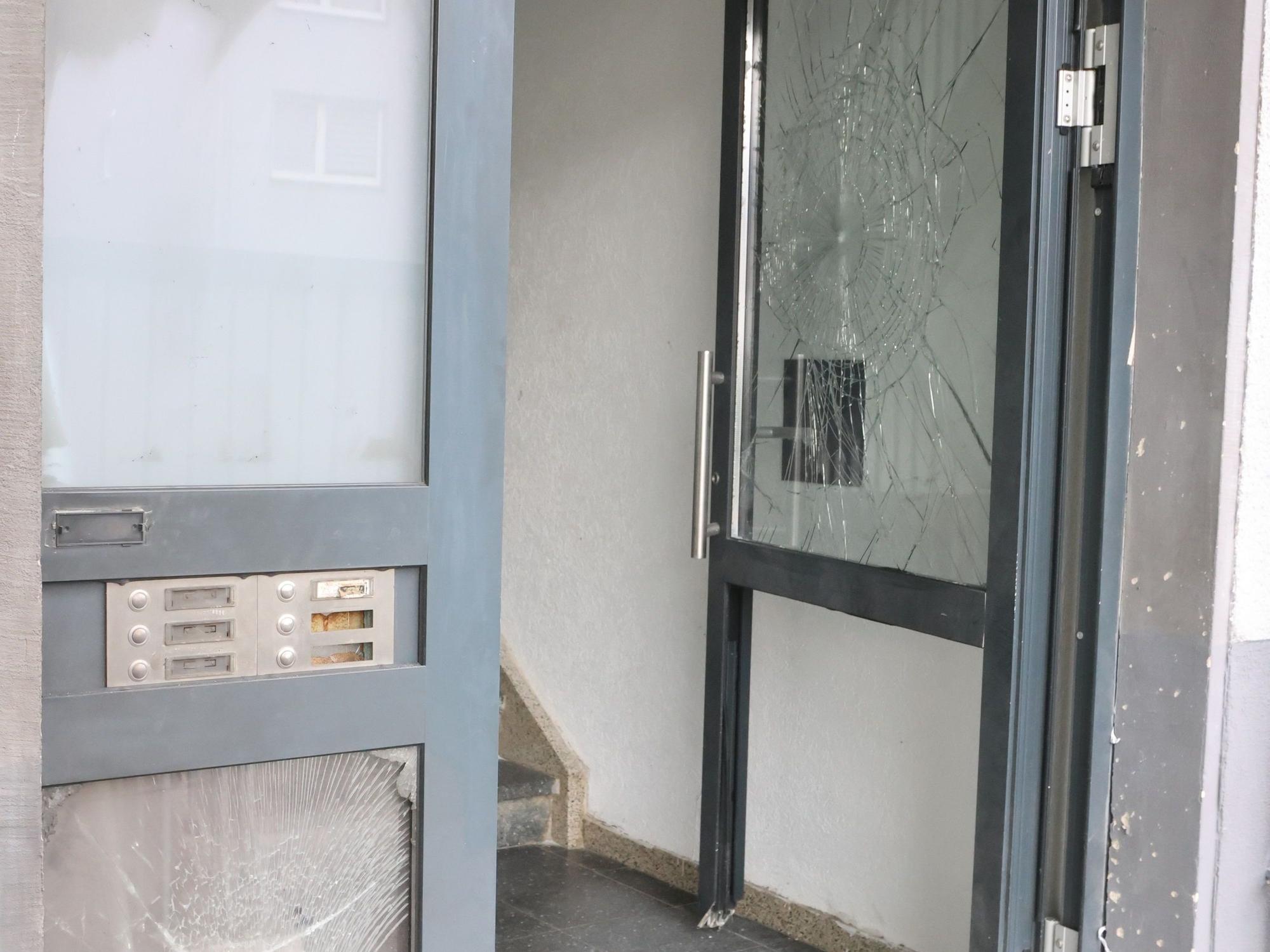 Die Explosion richtete am Montag um 5 Uhr schwere Schäden an. Die Polizei ermittelt.