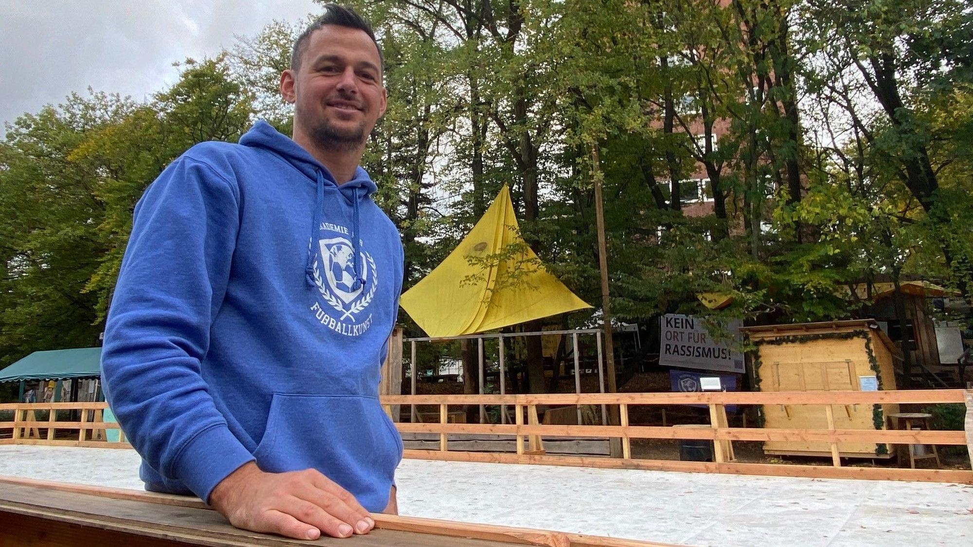 Auf dem Foto ist der Fußballtrainer Yaschar Hayit zu sehen.