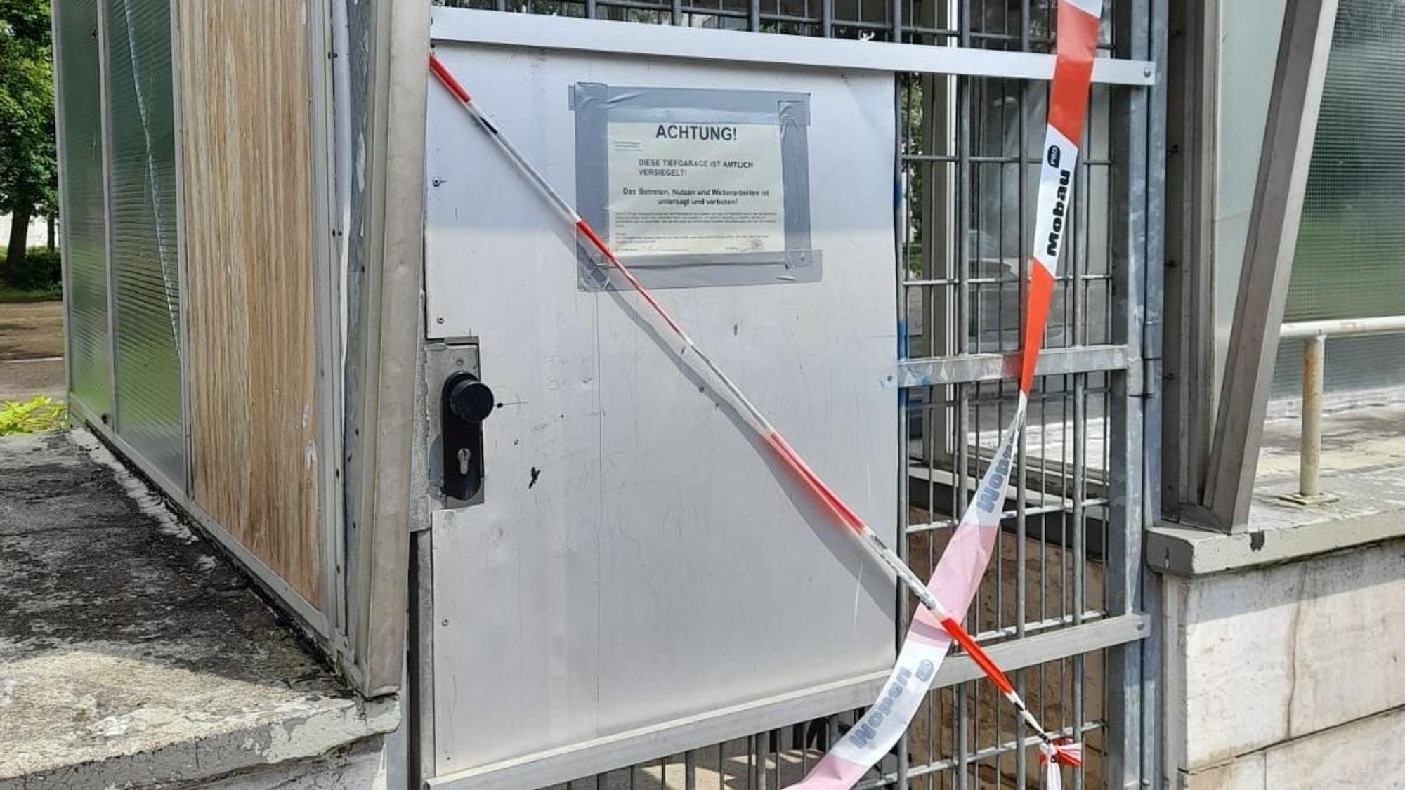 Auf dem Foto ist der gesperrte Zugang zur Tiefgarage zu sehen.