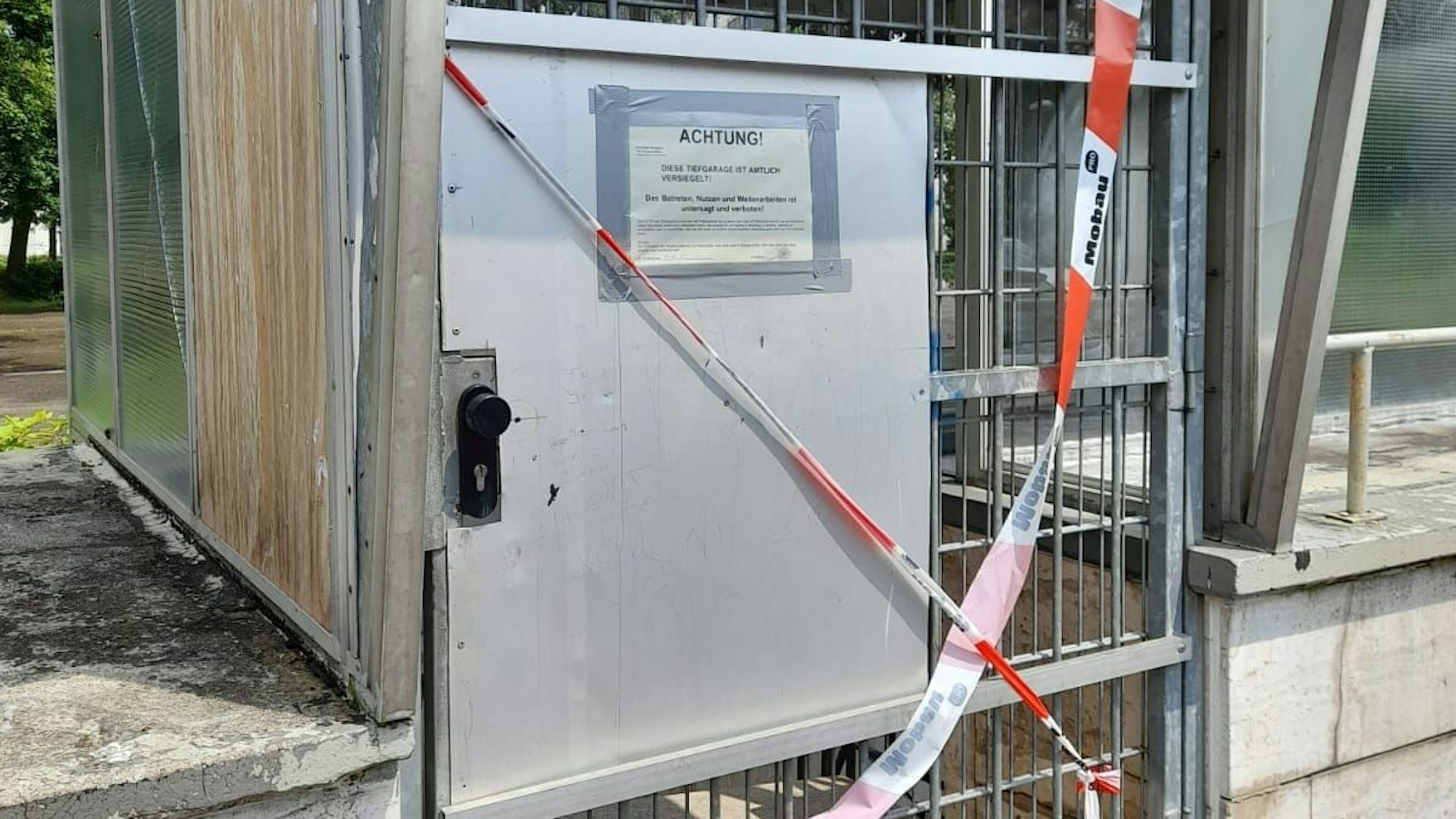 Auf dem Foto ist der gesperrte Zugang zur Tiefgarage zu sehen.