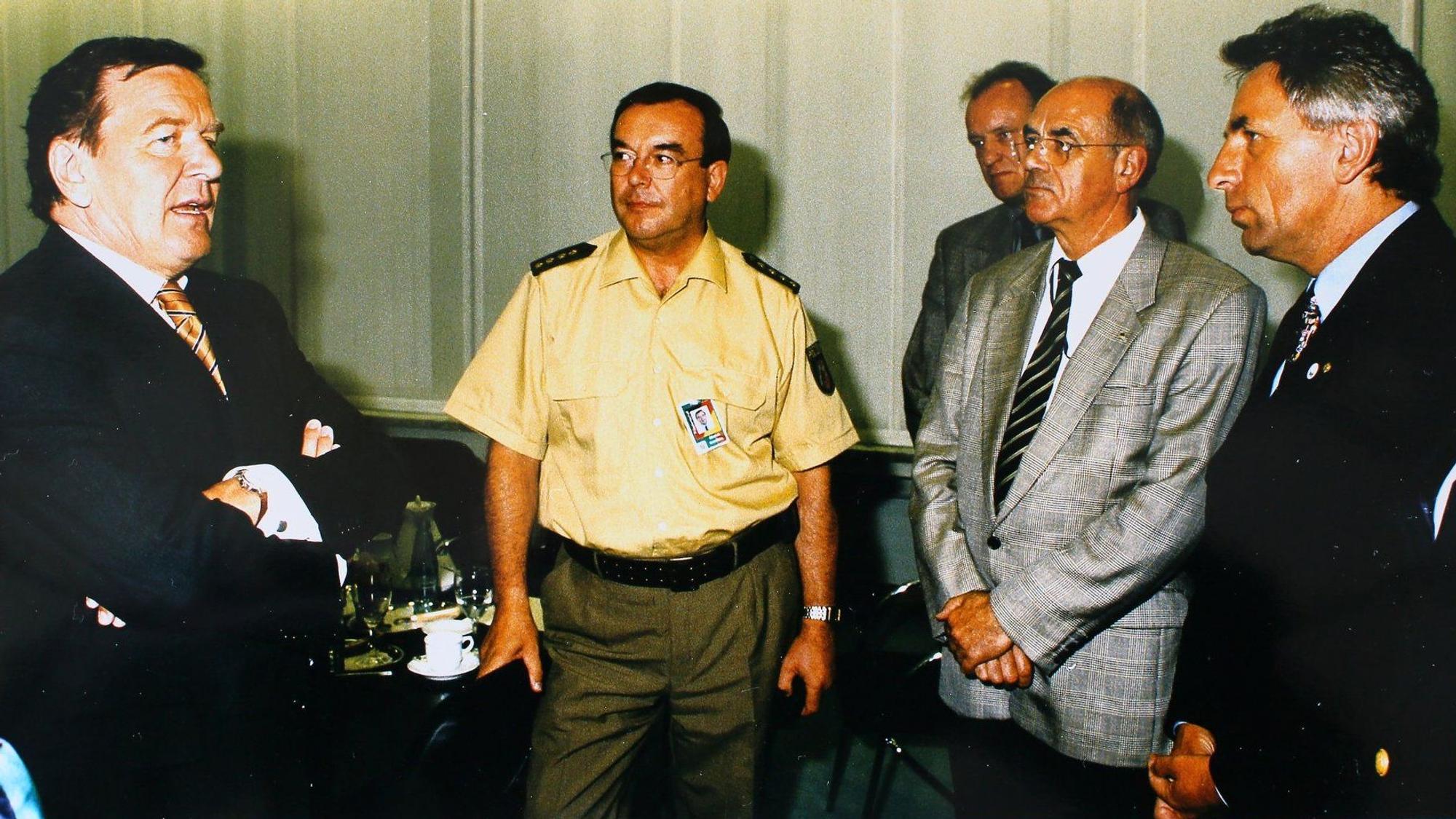 Der Leitende Polizeidirektor Winrich Granitzka beim Weltwirtschaftsgipfel 1999 neben dem damaligen SPD-Bundeskanzler Gerhard Schröder (l.).