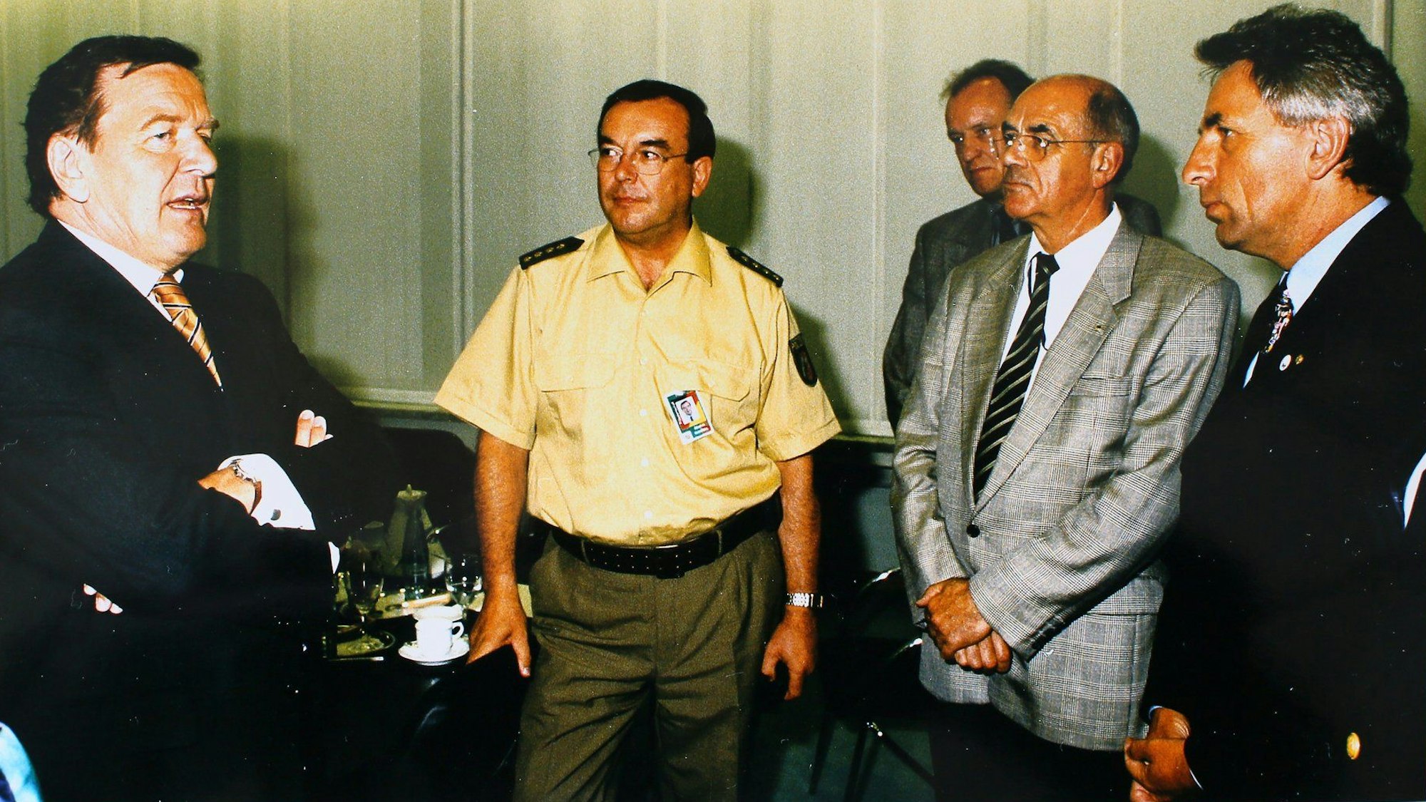 Der Leitende Polizeidirektor Winrich Granitzka beim Weltwirtschaftsgipfel 1999 neben dem damaligen SPD-Bundeskanzler Gerhard Schröder (l.).