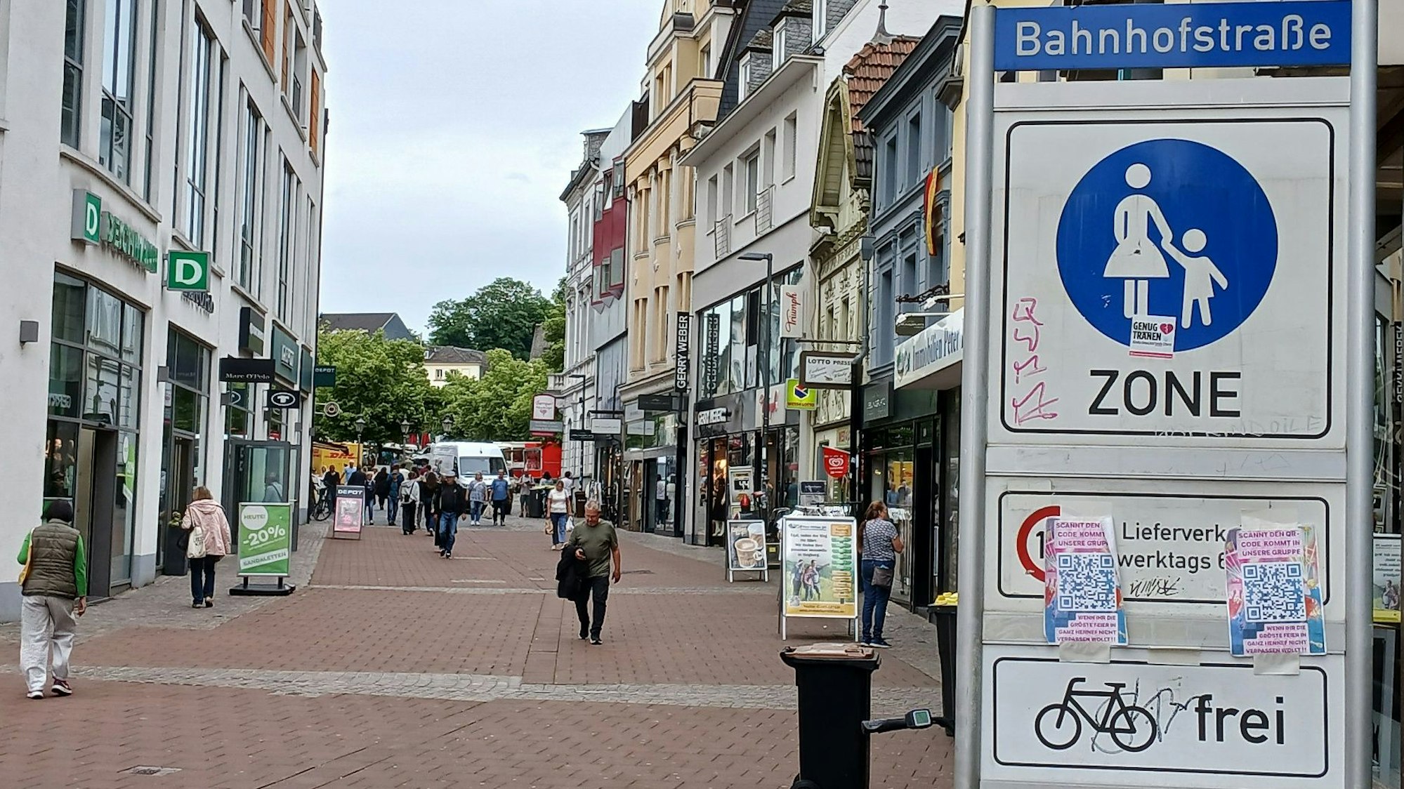 Eine Fußgängerzone, im Vordergrund ein Verkehrsschild