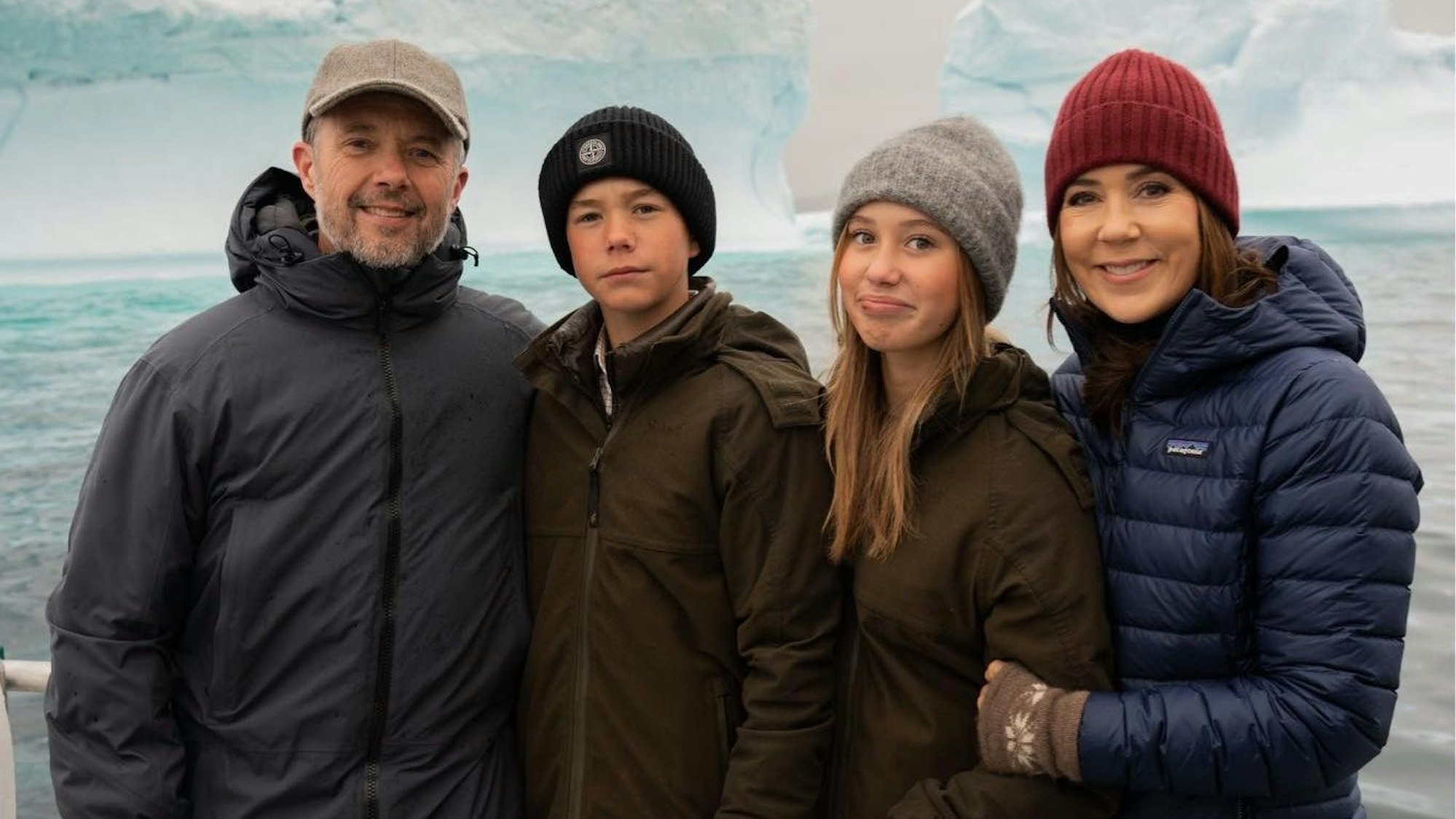 König Frederik und Königin Mary wurden bei ihrem Besuch auf Grönland 2024 überraschend von ihren jüngsten Kindern begleitet, den Zwillingen Prinz Vincent und Prinzessin Josephine.