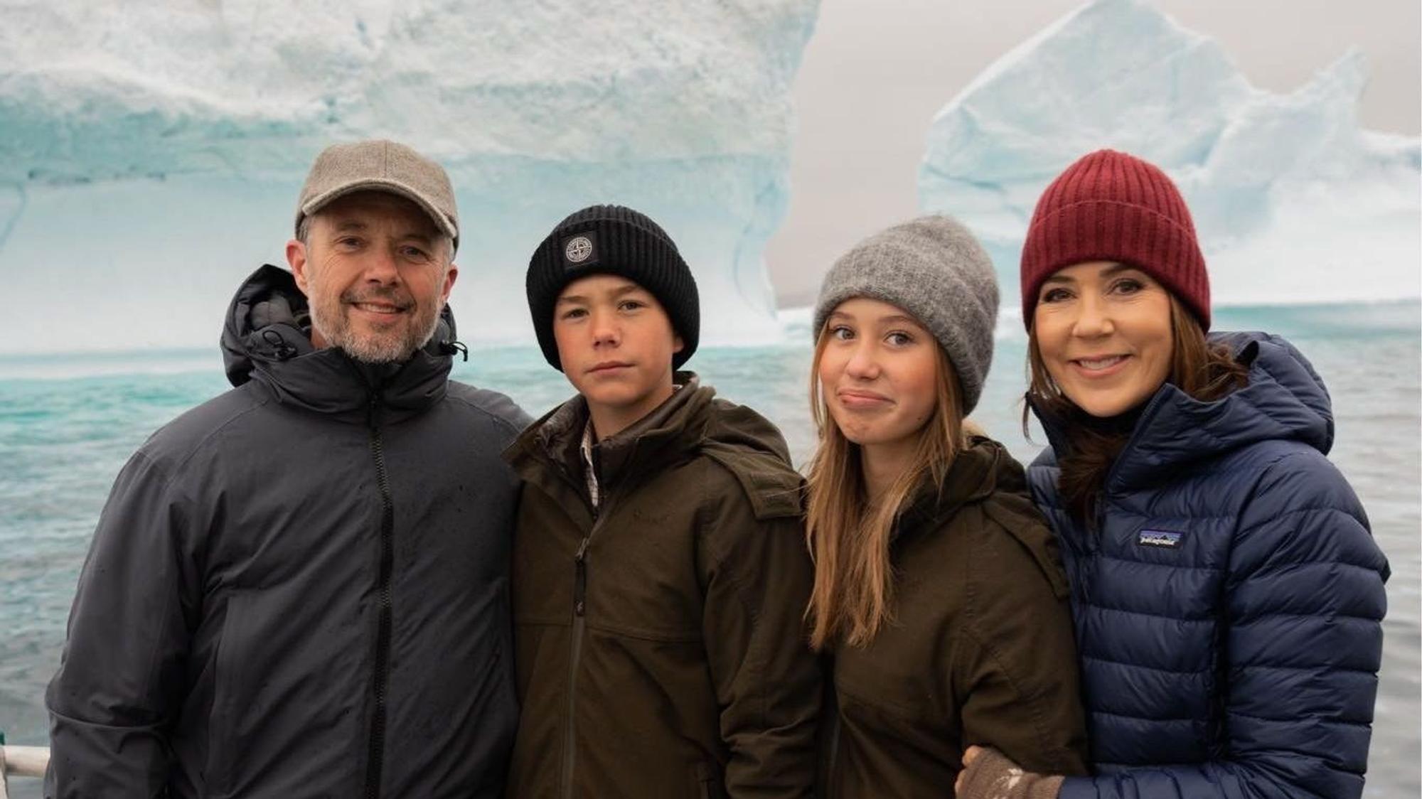 König Frederik und Königin Mary statten Grönland einen royalen Besuch ab, begleitet von ihren jüngsten Kindern, den Zwillingen Prinz Vincent und Prinzessin Josephine.