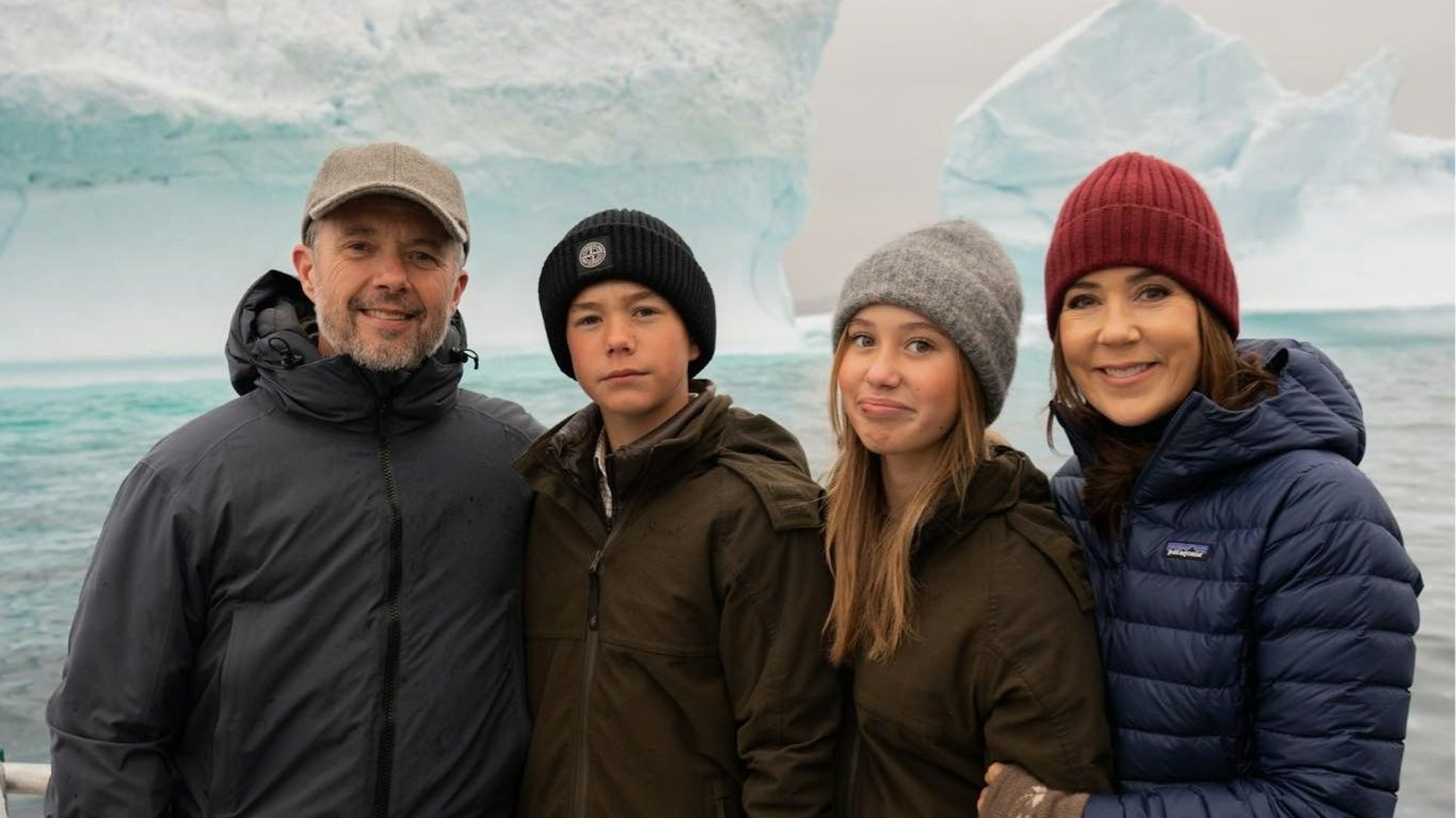 König Frederik und Königin Mary statten Grönland einen royalen Besuch ab, begleitet von ihren jüngsten Kindern, den Zwillingen Prinz Vincent und Prinzessin Josephine.