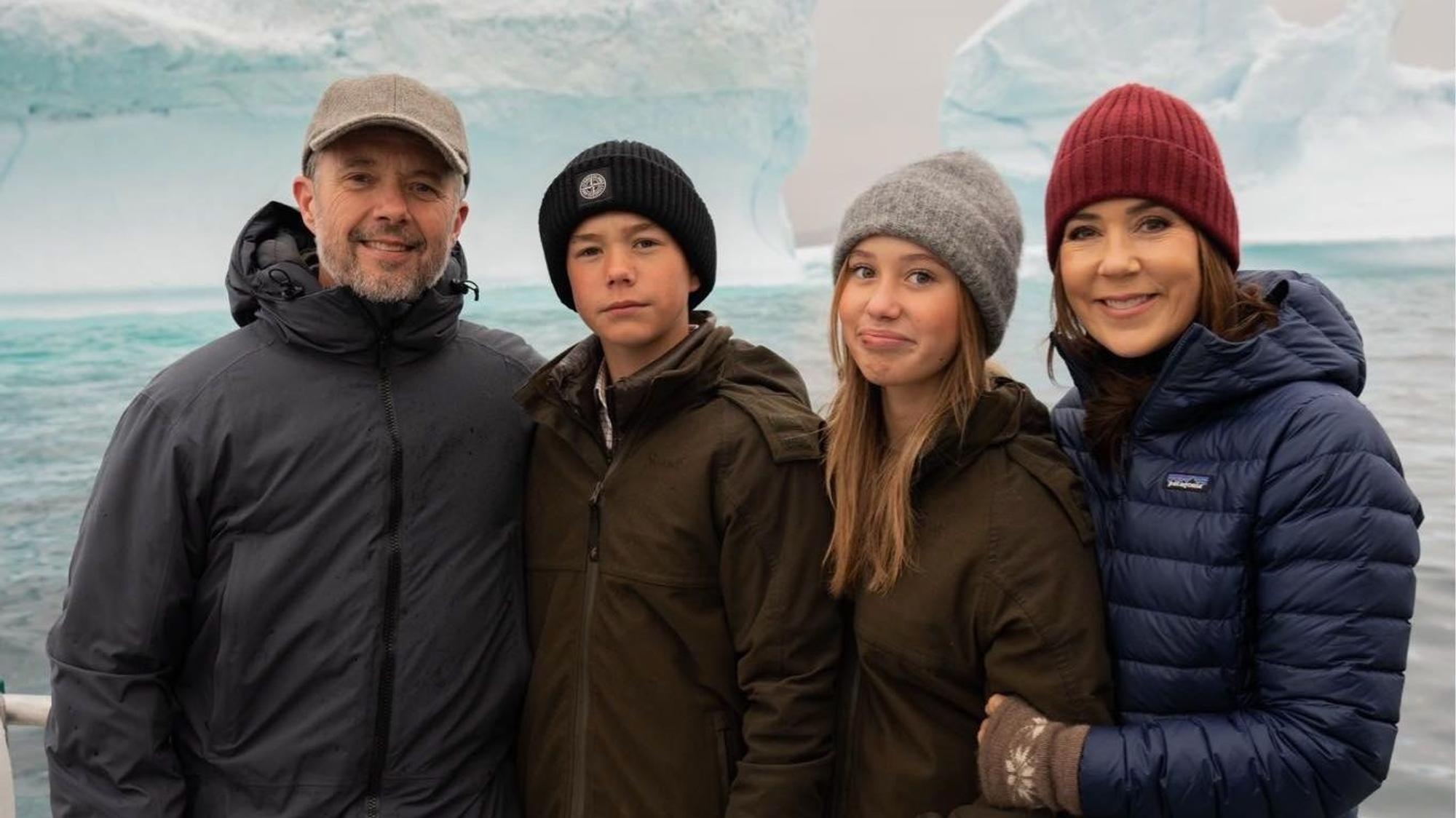 König Frederik und Königin Mary bei ihrem Besuch in Grönland mit ihren jüngsten Kindern, den Zwillingen Vincent und Josephine.