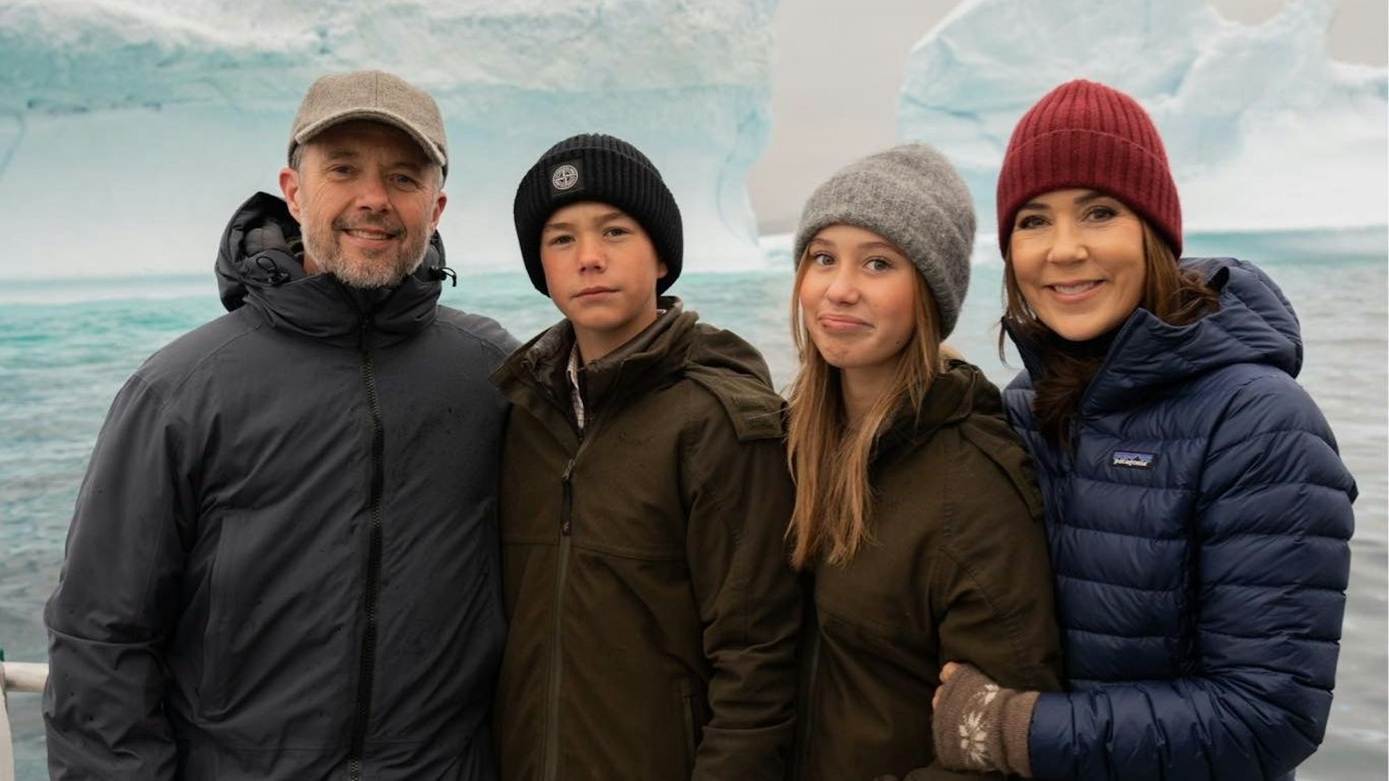 König Frederik und Königin Mary bei ihrem Besuch in Grönland mit ihren jüngsten Kindern, den Zwillingen Vincent und Josephine.